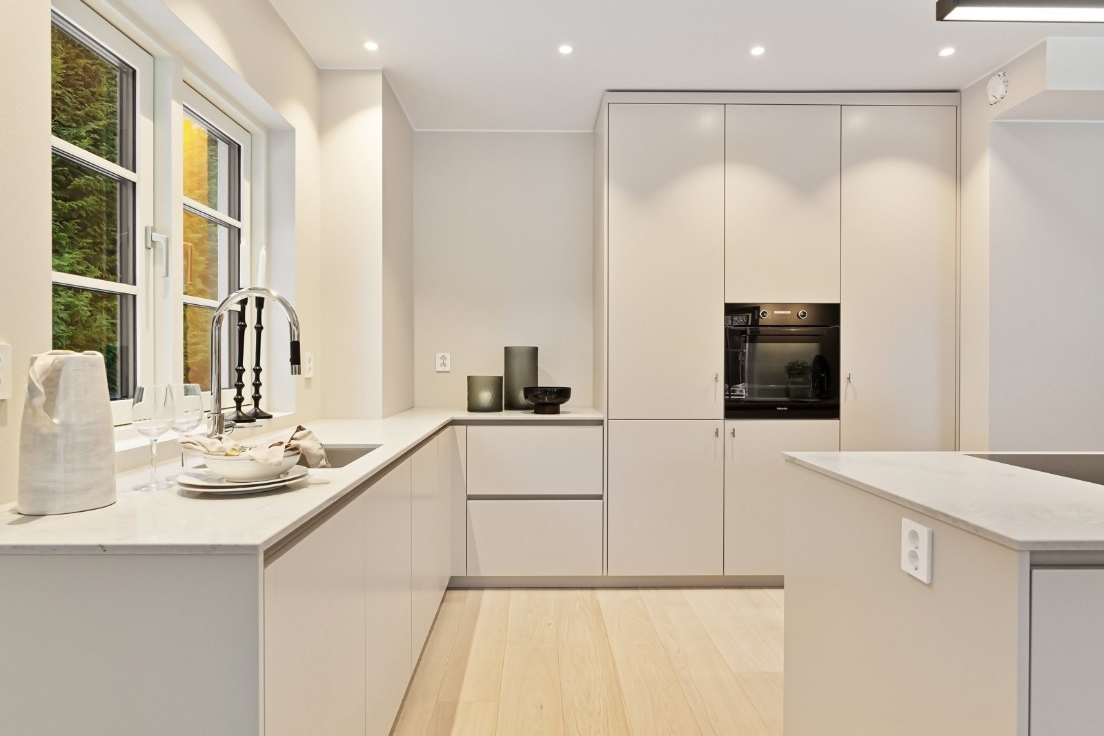 Innredningen er toppet med en 20 mm, elegant Caesarstone benkeplate av typen Noble Grey. Galleribilde