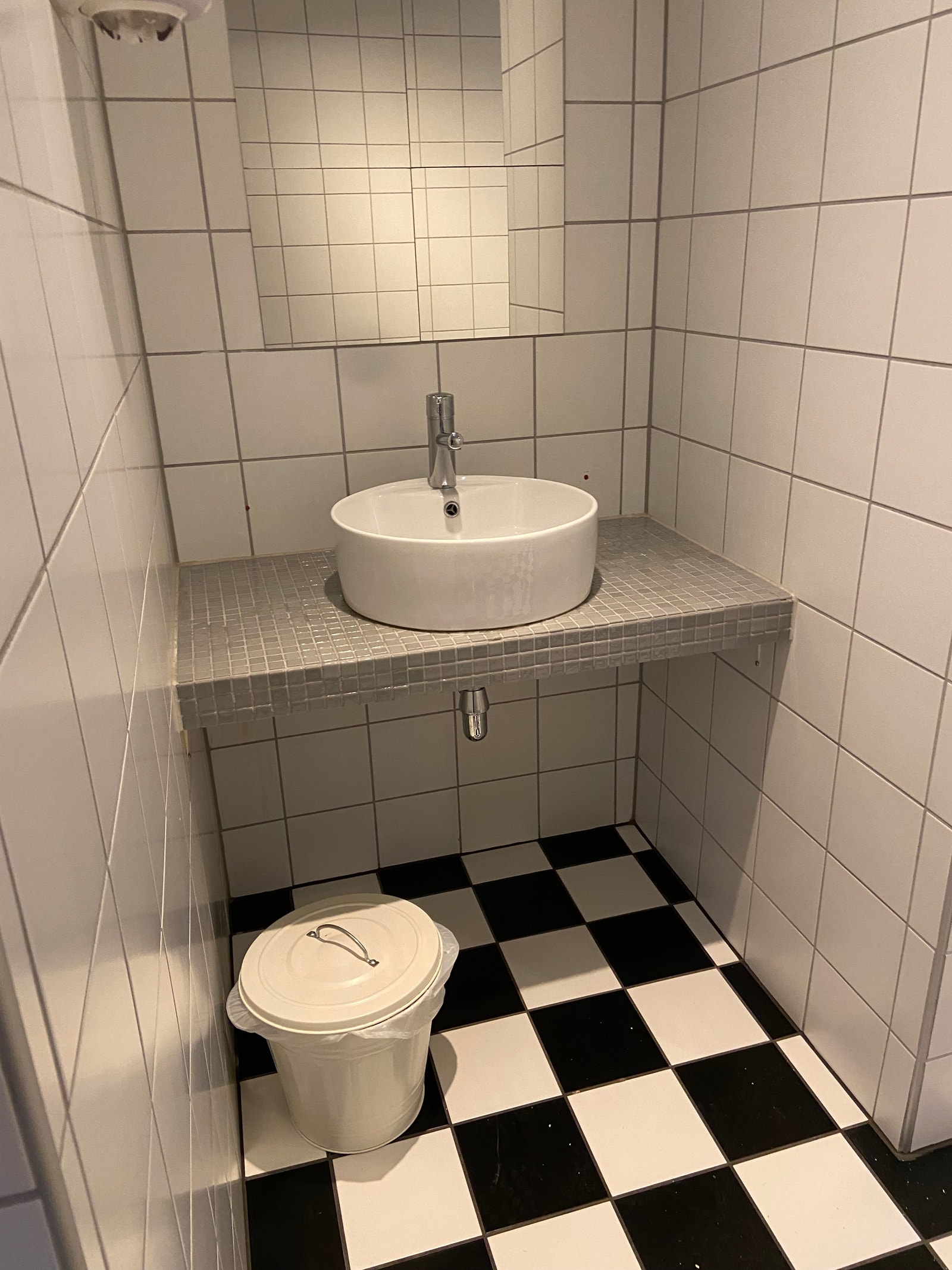 Garderobe med vask Galleribilde