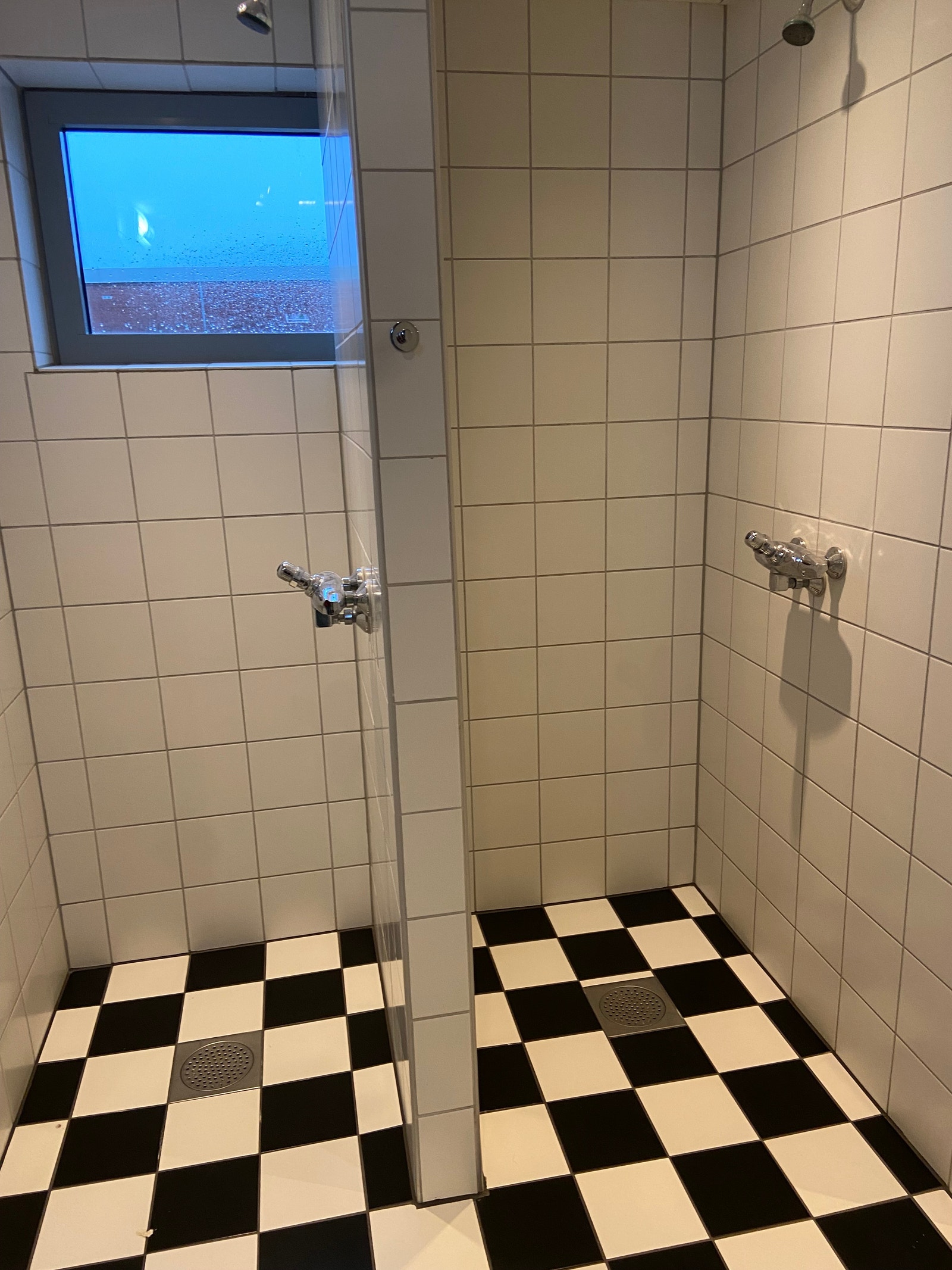 Garderobe med dusj Galleribilde