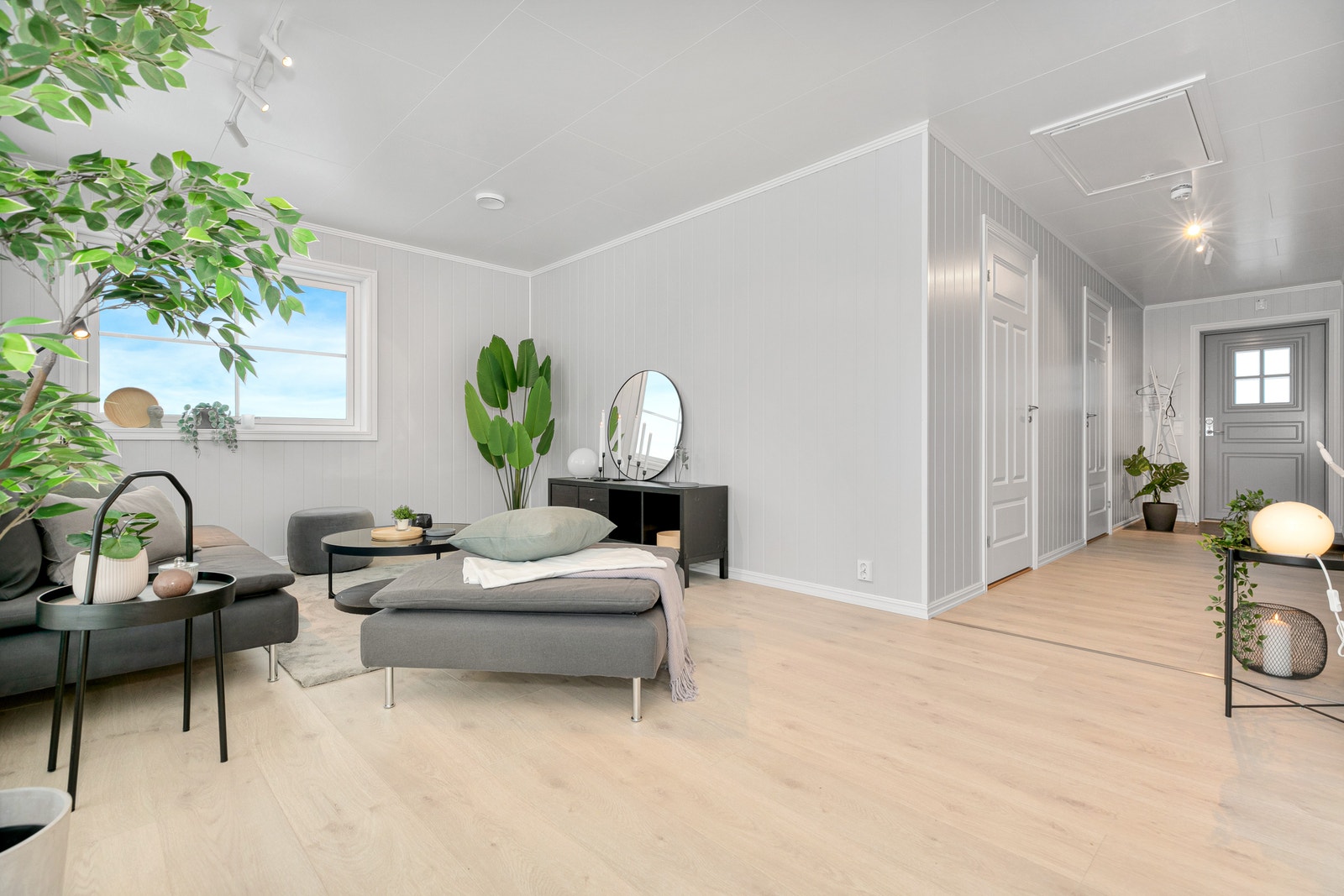 Stue og gang, i gangen er det luke til kryploft med lagringsmulighet Galleribilde