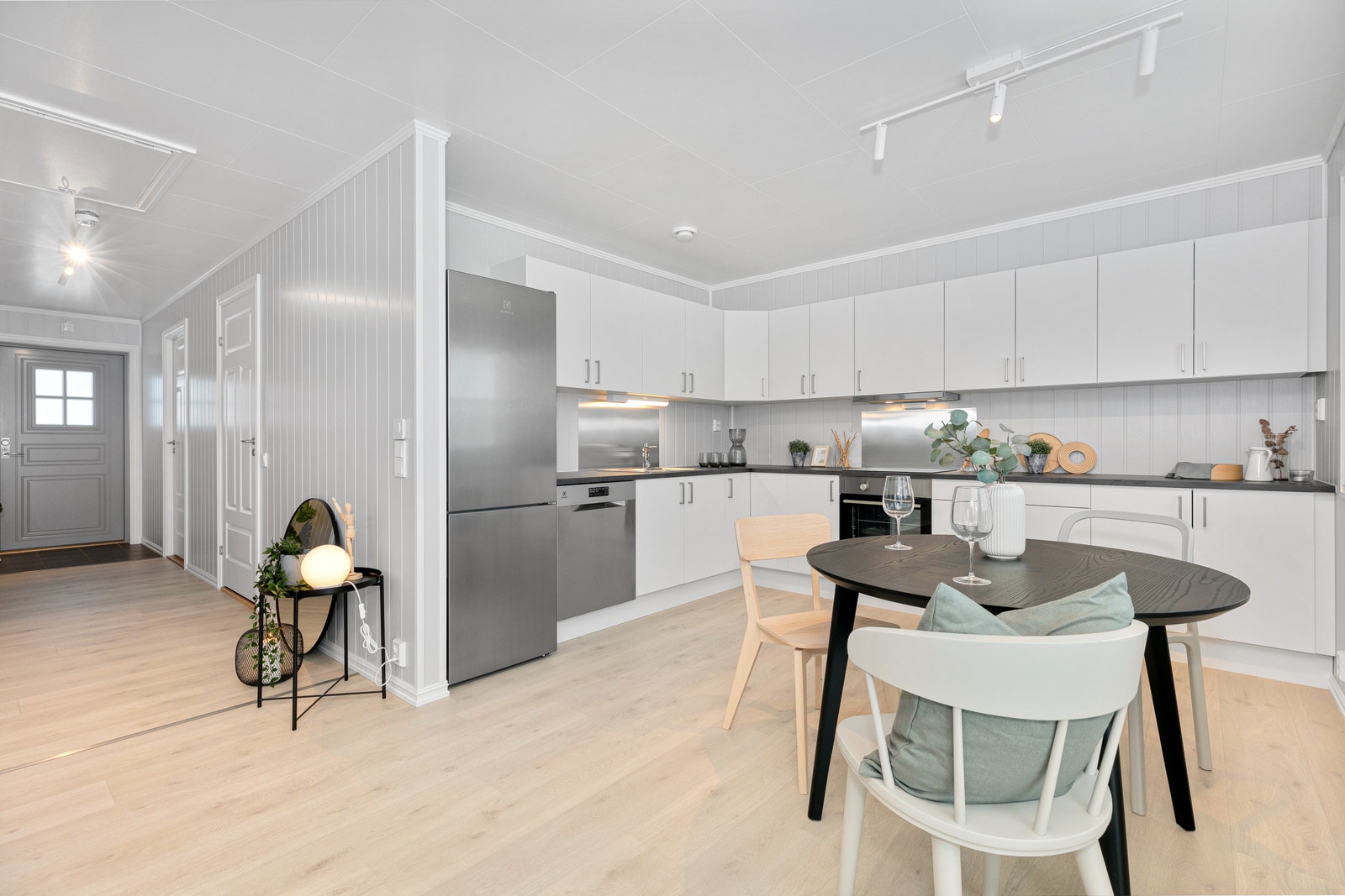 God belysning på kjøkkenet, både ved hjelp av spotter og naturlig lys fra vinduene Galleribilde