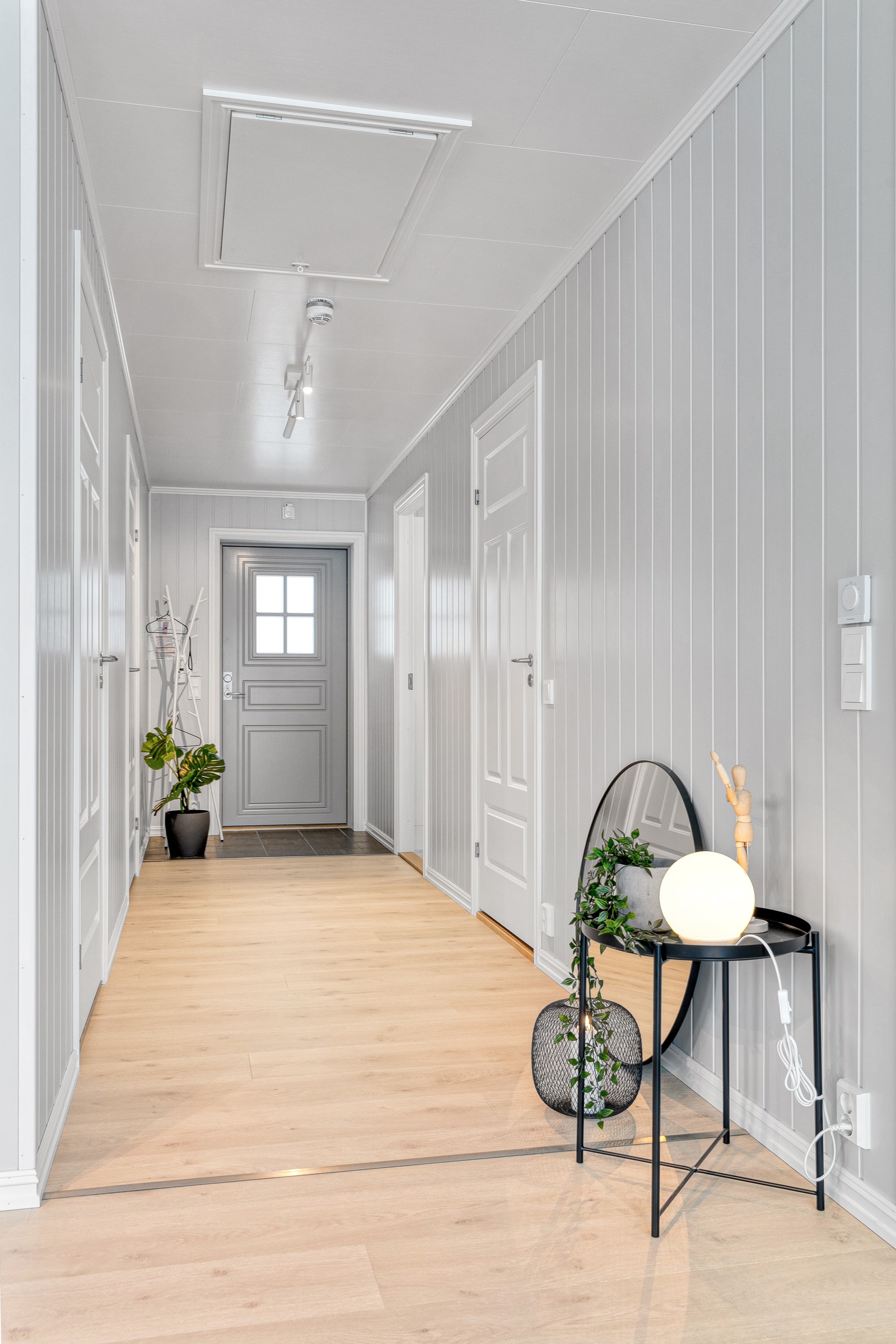 Gang med flislagt område foran inngangsdøren. Galleribilde