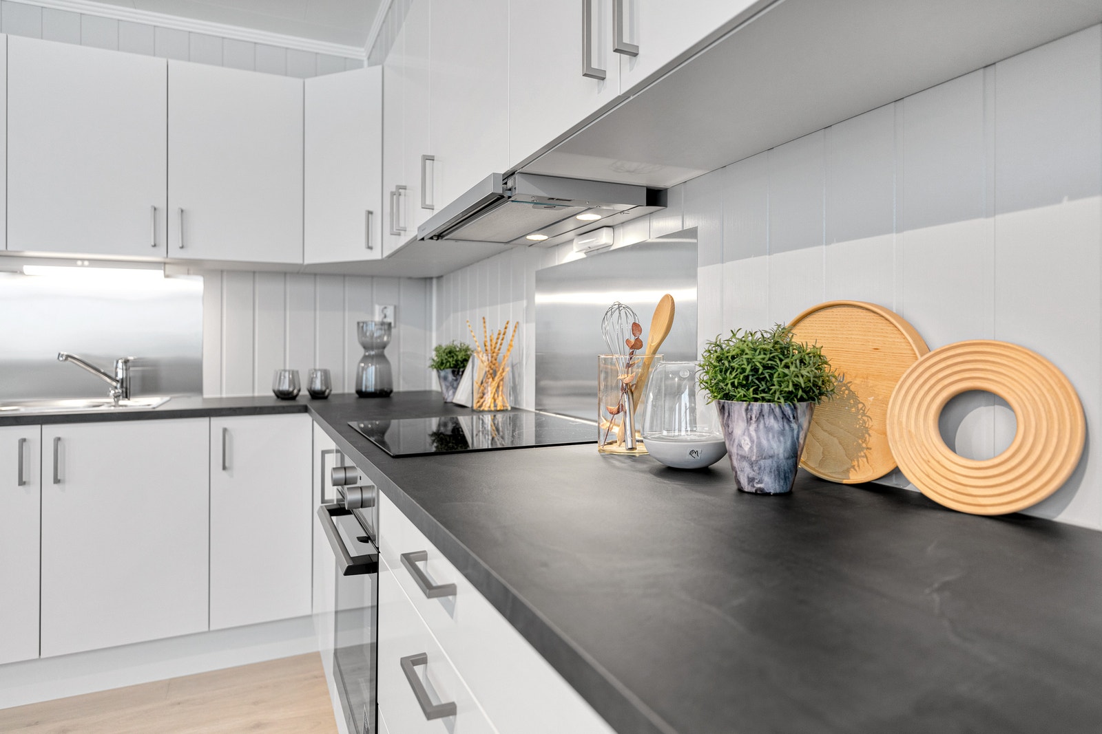 Stor kjøkkenbenk og masse skapplass Galleribilde