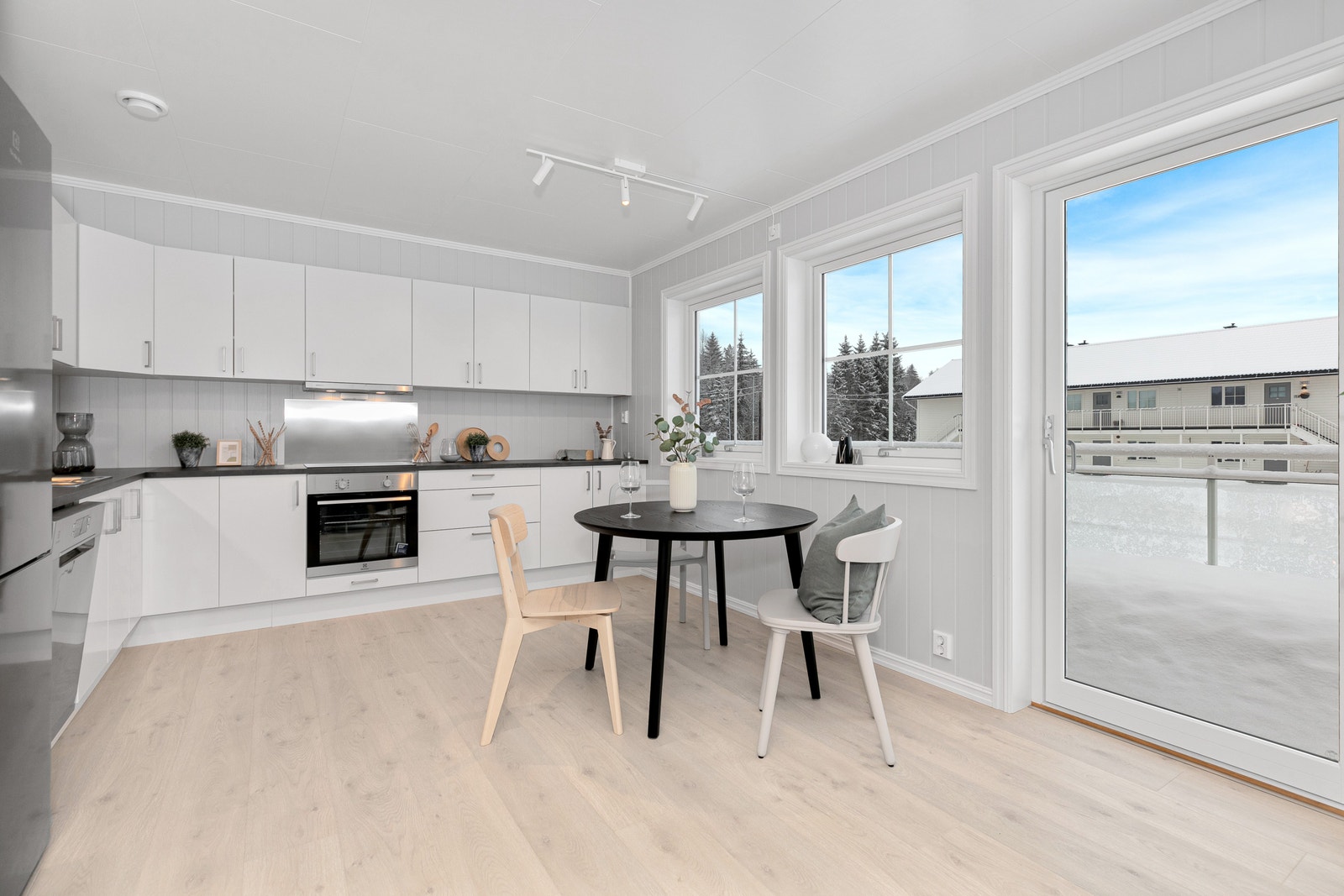 Terrassedør ut til sørvendt veranda Galleribilde