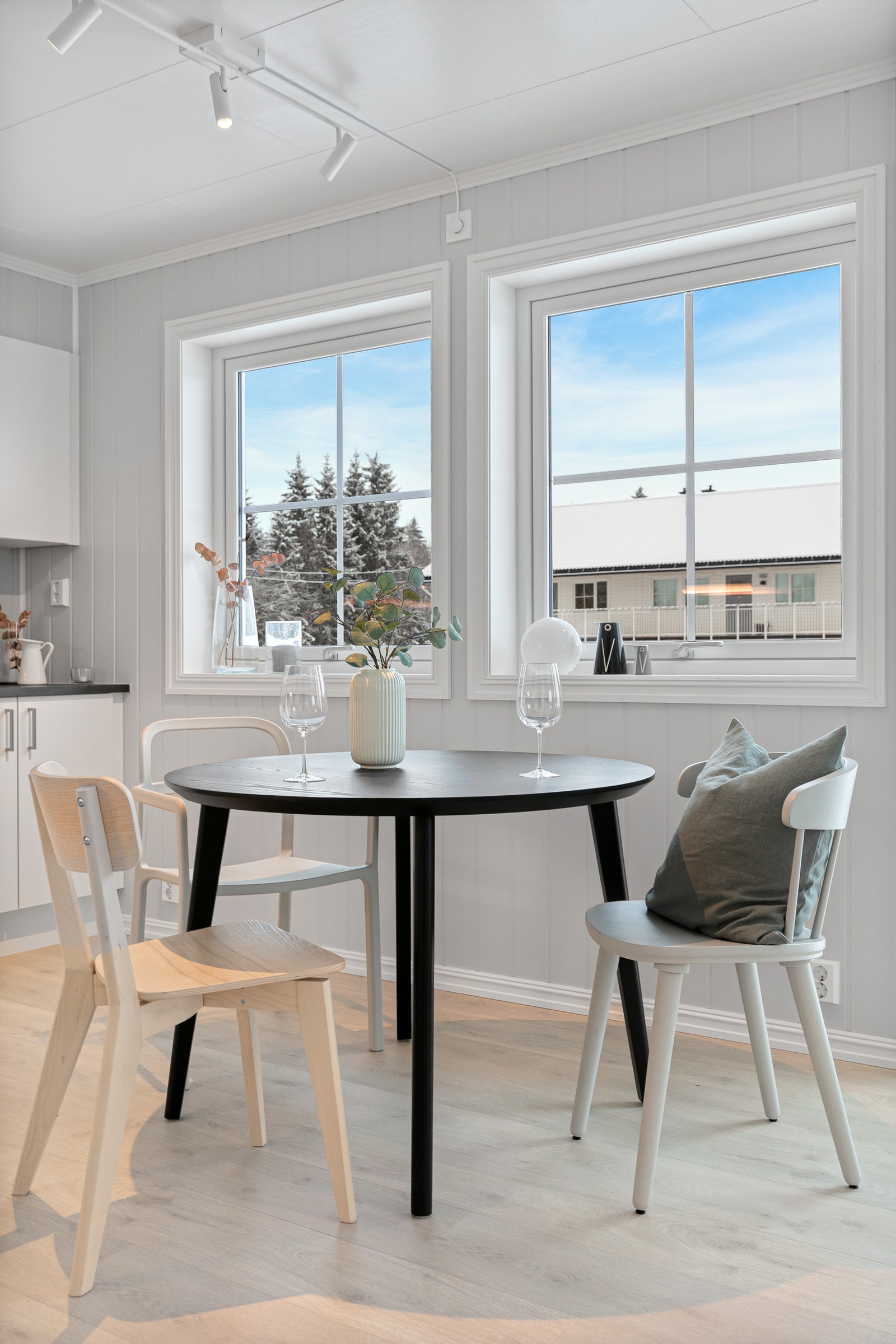 Koselig kjøkkenkrok med naturlig plassering av spisebord ved vinduet Galleribilde