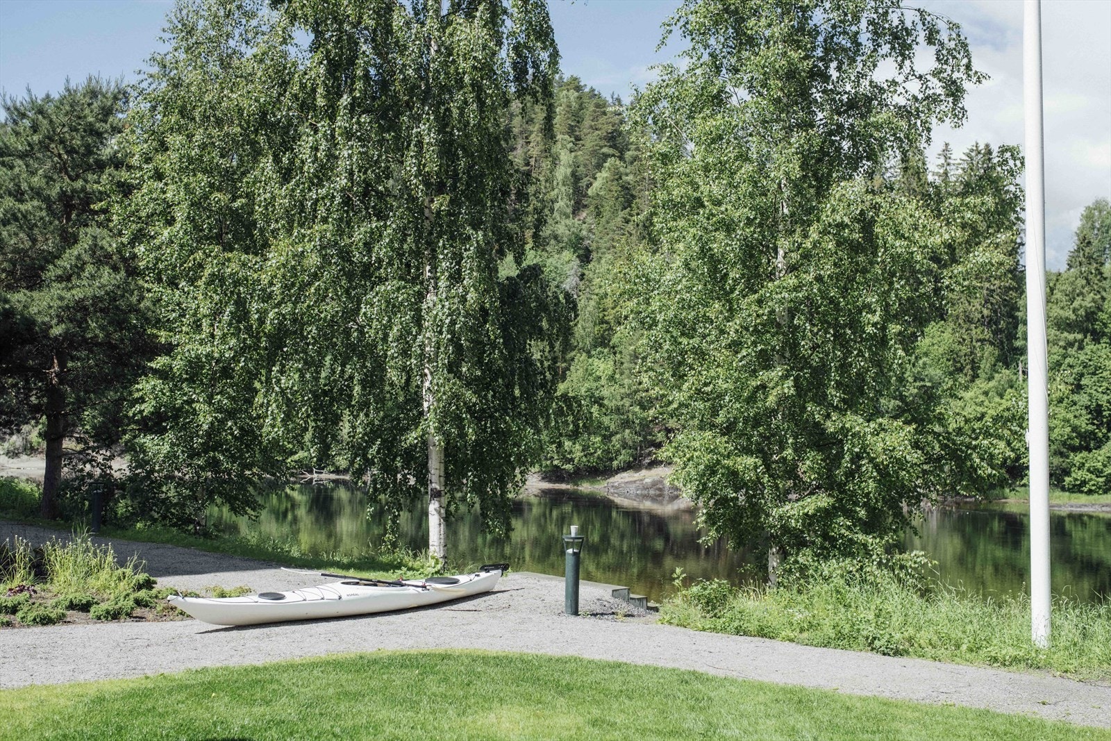 Elveparken har en idyllisk beliggenhet langs elva Galleribilde