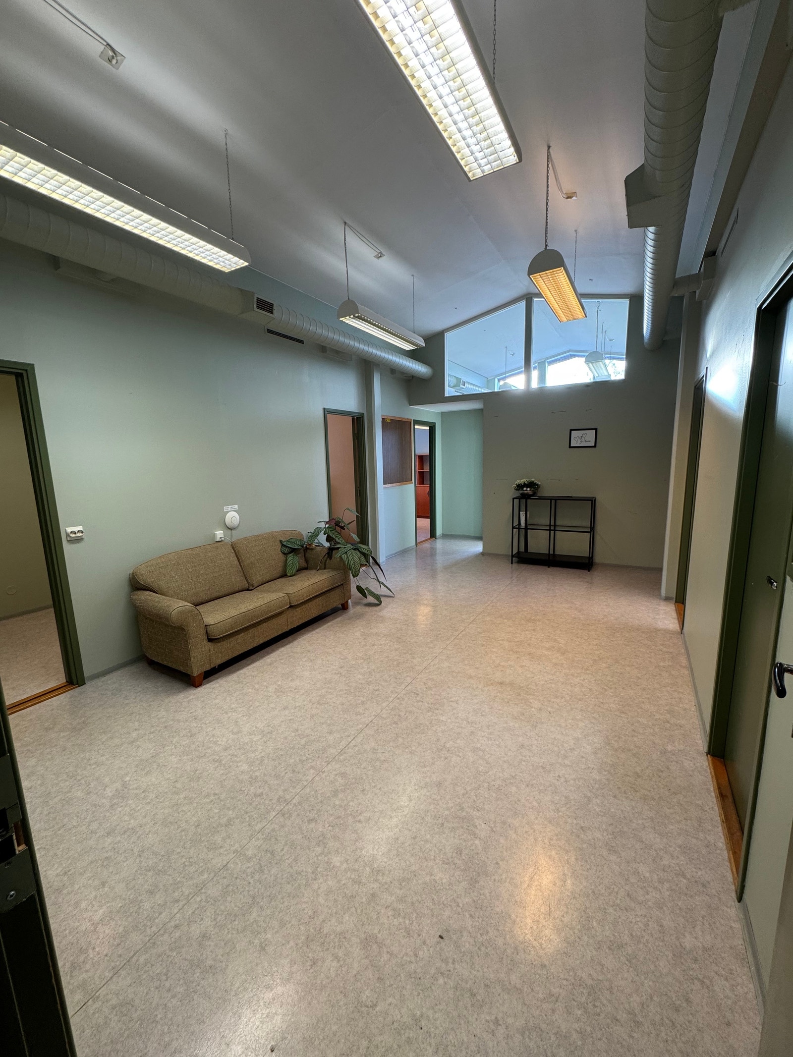 Gang mellom kontorene i ene fløyen Galleribilde