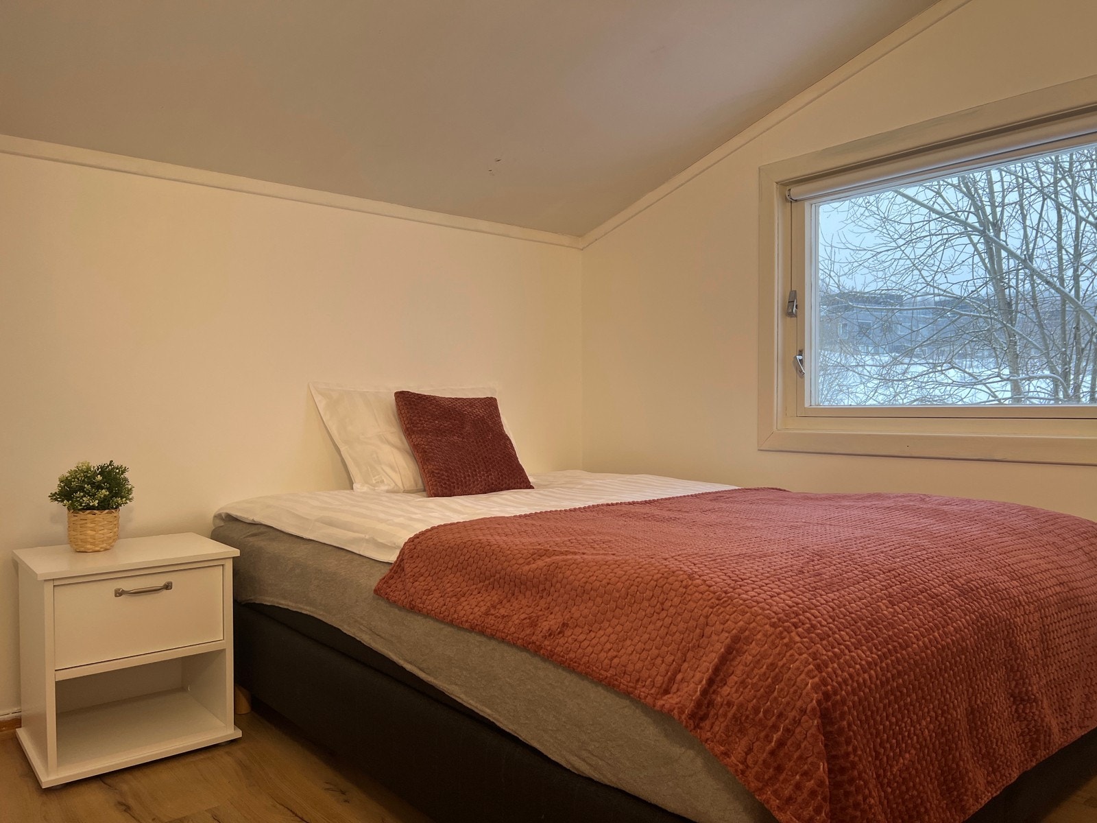 Rom 3 (5300,-) 19kvm Galleribilde