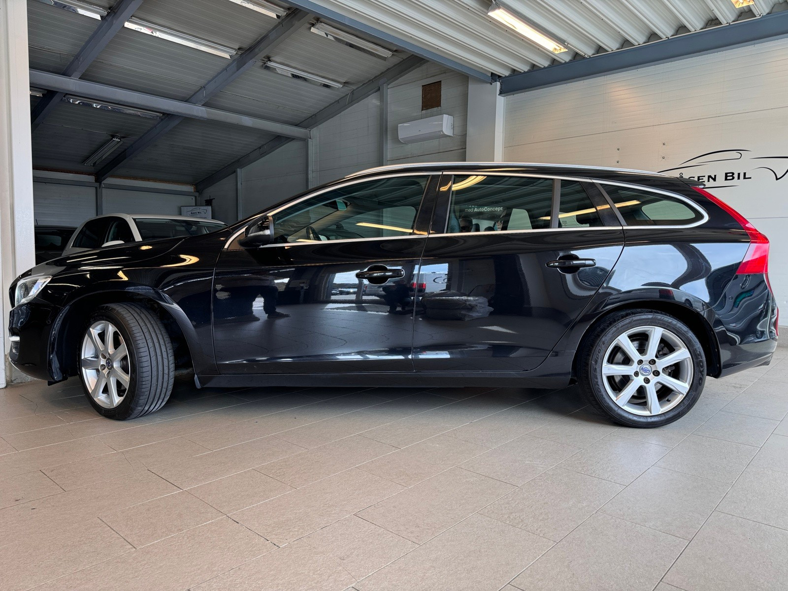 Volvo V60 2.0D-120HK-AUT-SUMMUM*WEBASTO*VOC*KAM*P.SENSOR*SKINN*BT 2