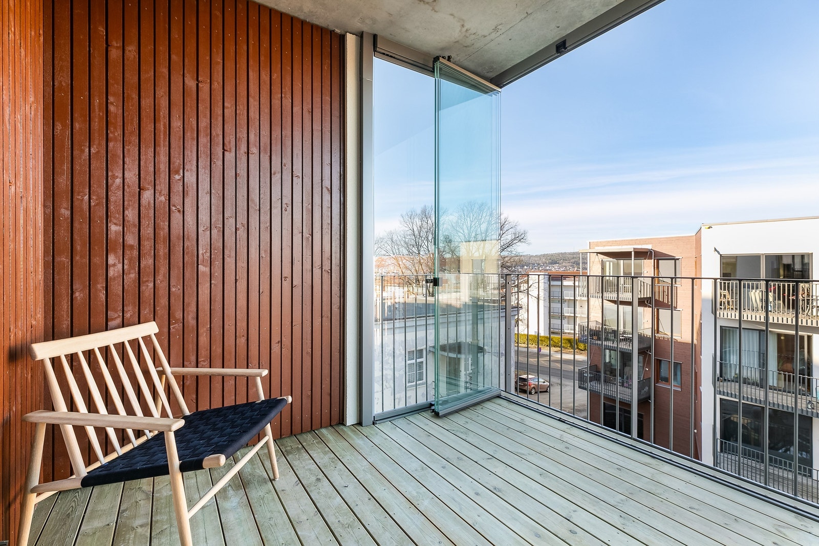 Skjermende glass utvider balkongens bruksmuligheter betydelig. Glassene er festet til skinner og kan enkelt trekkes frem/tilbake. Galleribilde