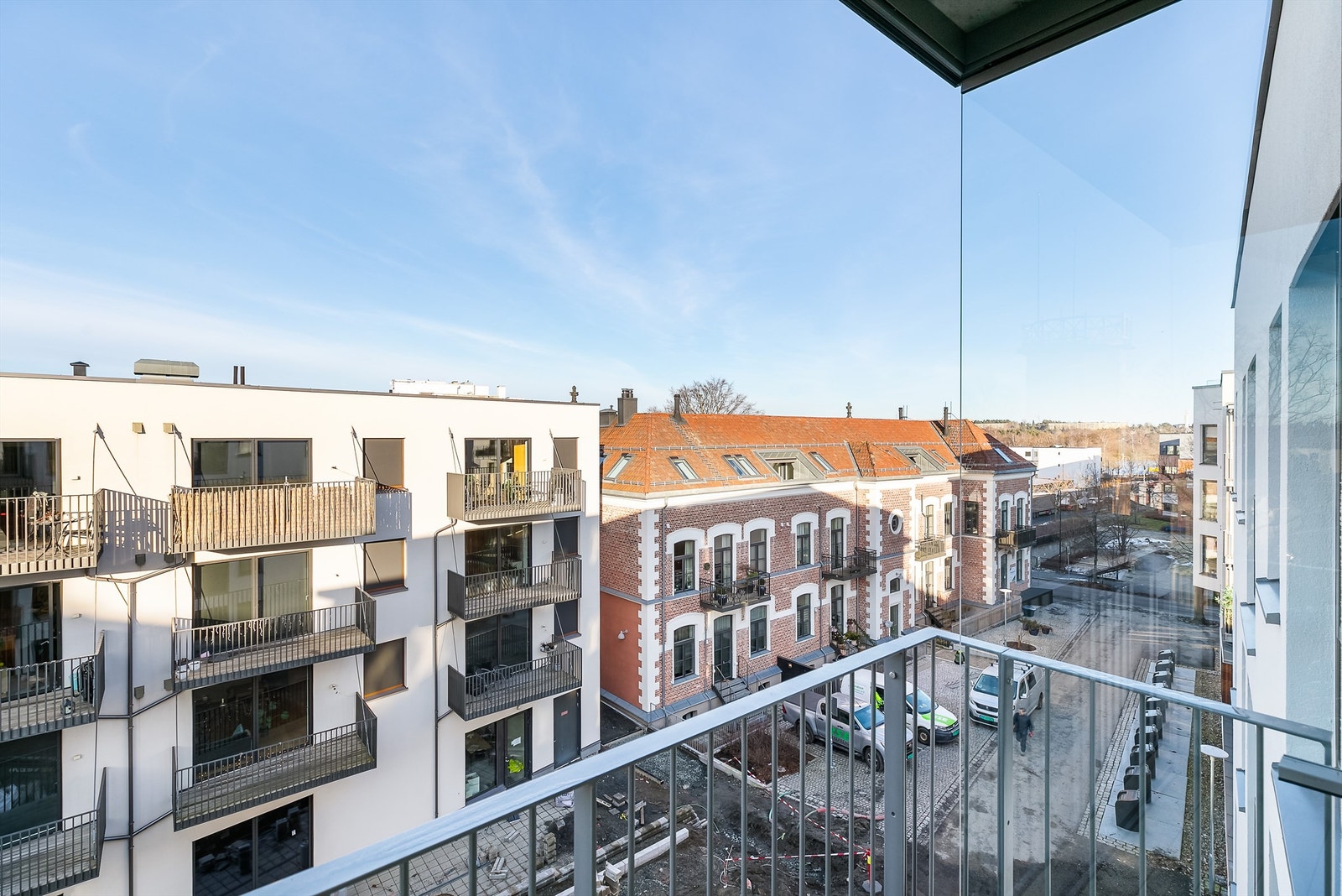 Utsikt over Skarmyrakvartalets skjermede gater, mot ærverdige Pikeskolen med Nesparken og Vansjø i bakgrunnen. Galleribilde