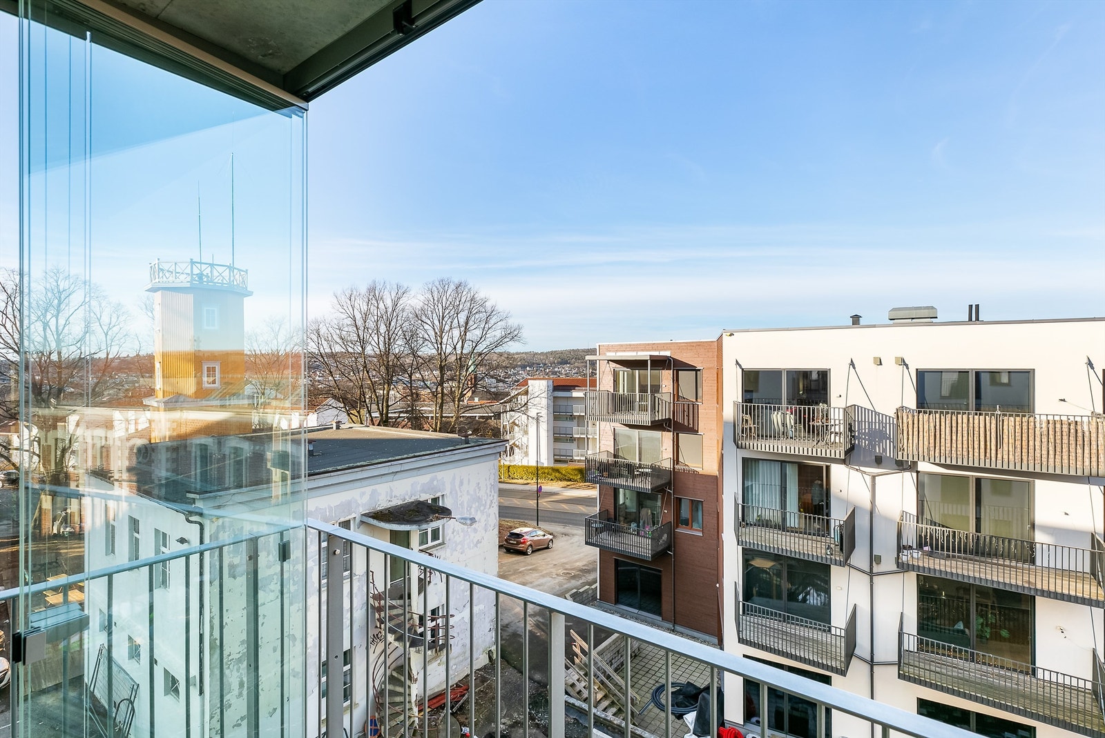 Balkong i ferdigstilt leilighet i øverste etasje, med flott utsikt mot Jeløy. Galleribilde