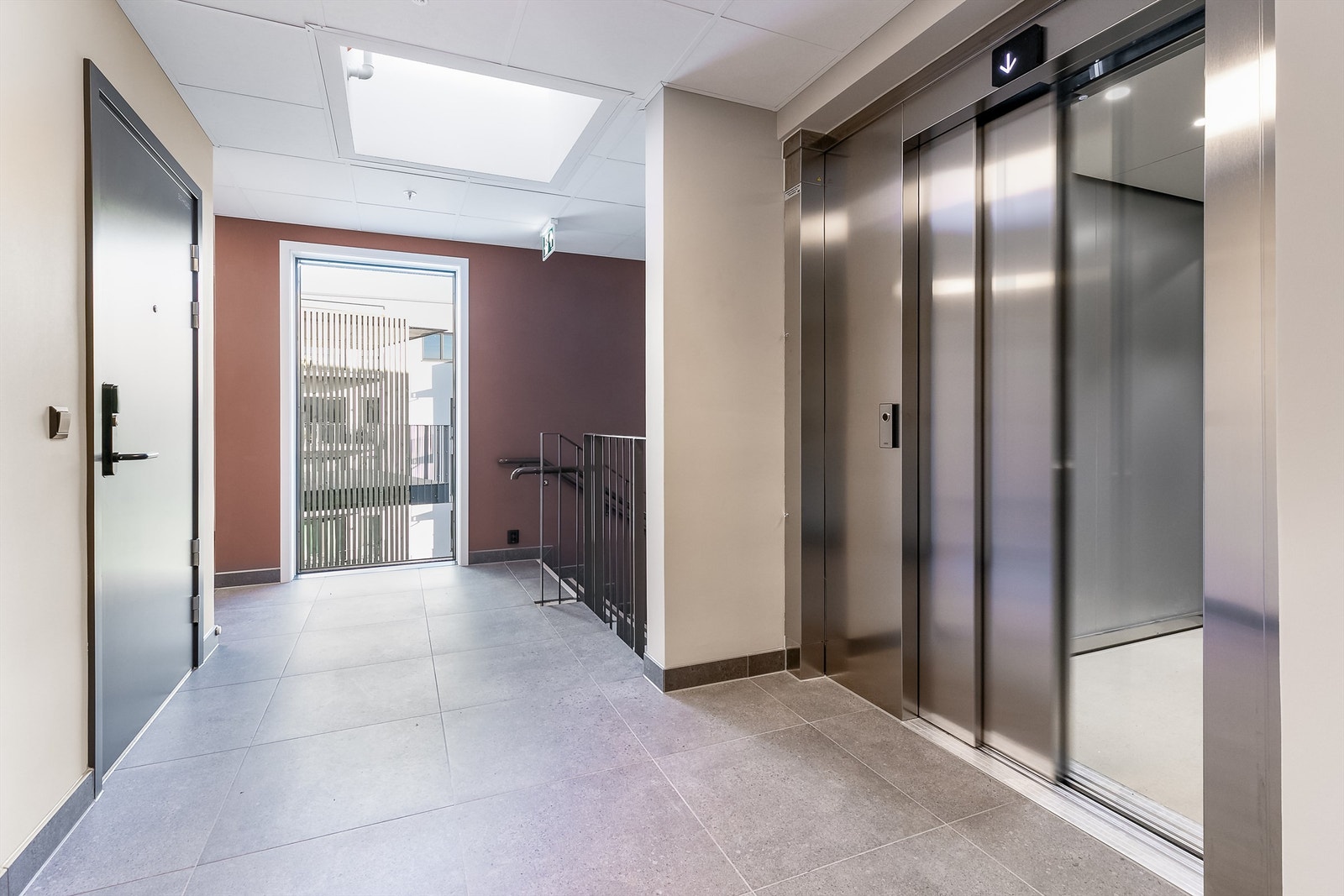 Heis i bygget gir enkel og komfortabel adkomst til alle etasjer - garasjeanlegget inkludert. Galleribilde