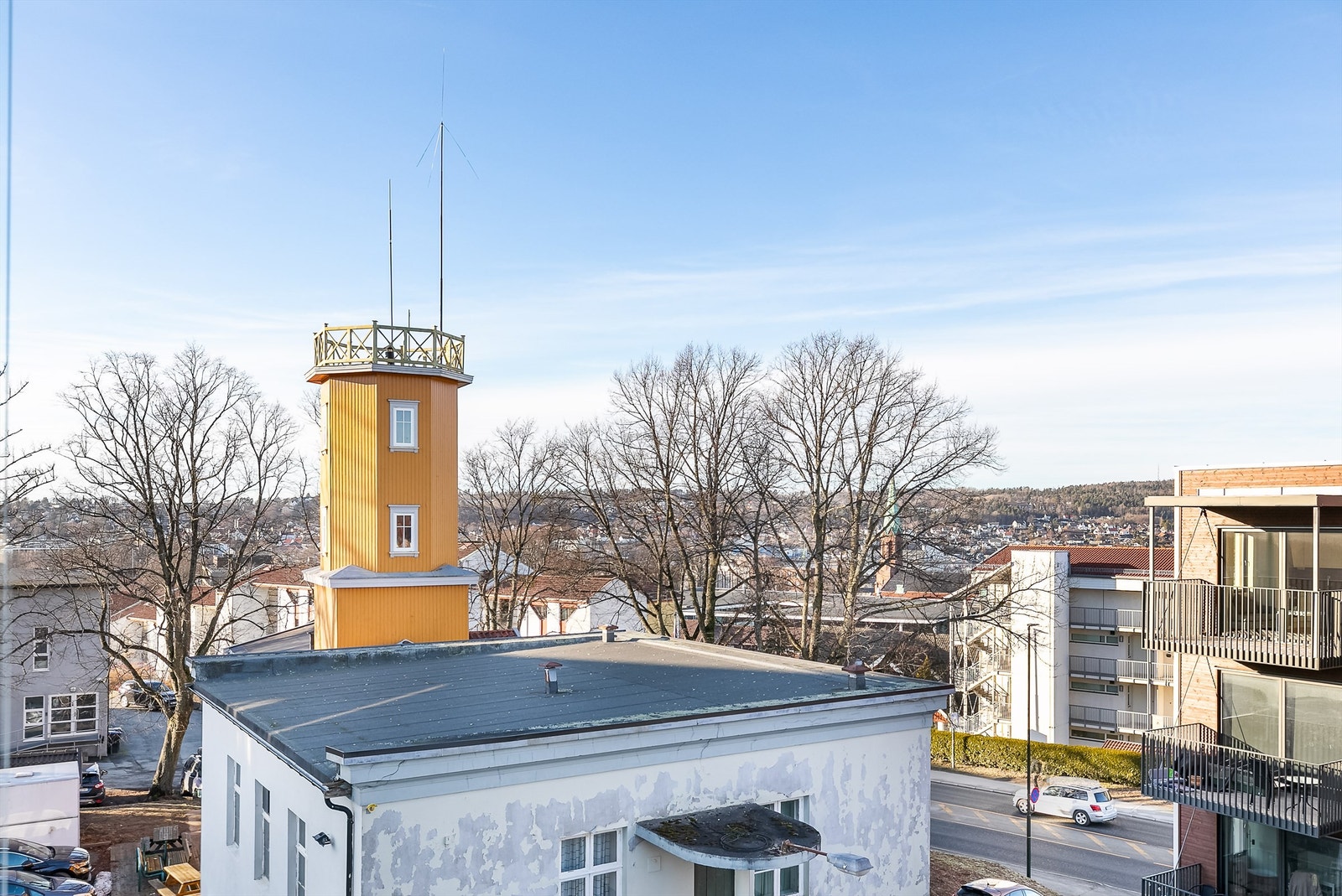 Utsikt over byen fremhevet med zoom, fra balkong i ferdigstilt leilighet i øverste etasje. Galleribilde