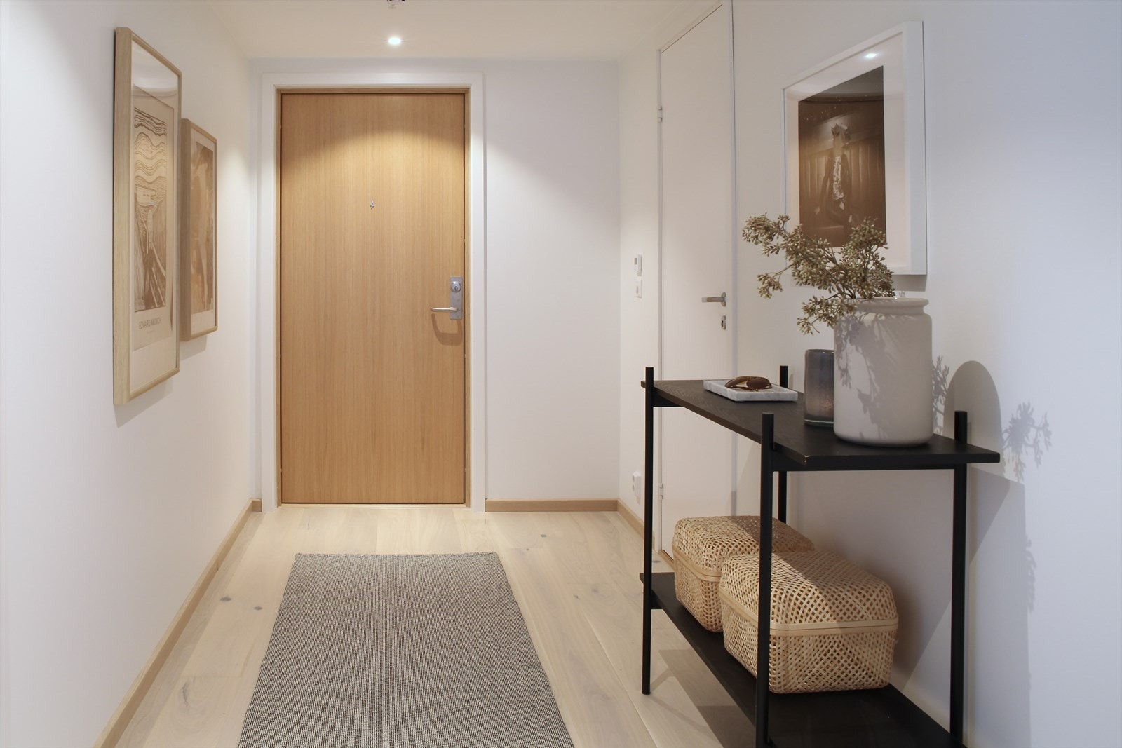 En romslig og innbydende entré med god plass til oppbevaring og enkel tilgang til resten av boligen Galleribilde