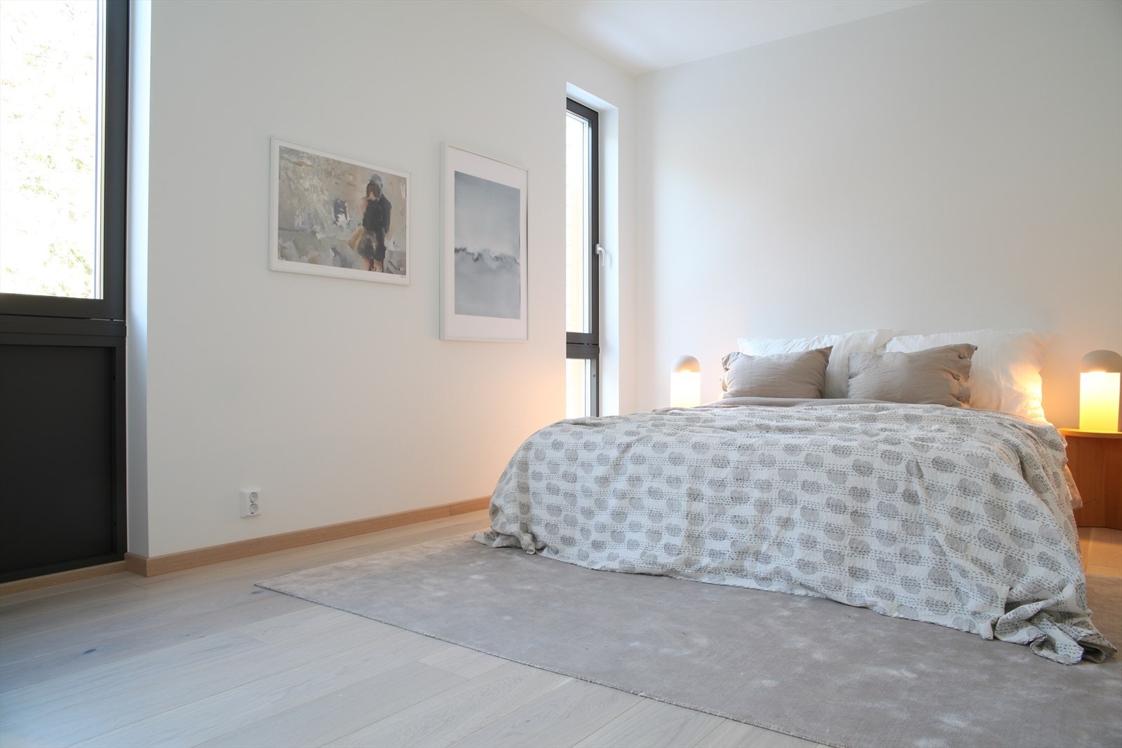 Hovedsoverommet er romslig og har god plass til både dobbeltseng og et stort garderobeskap. Galleribilde