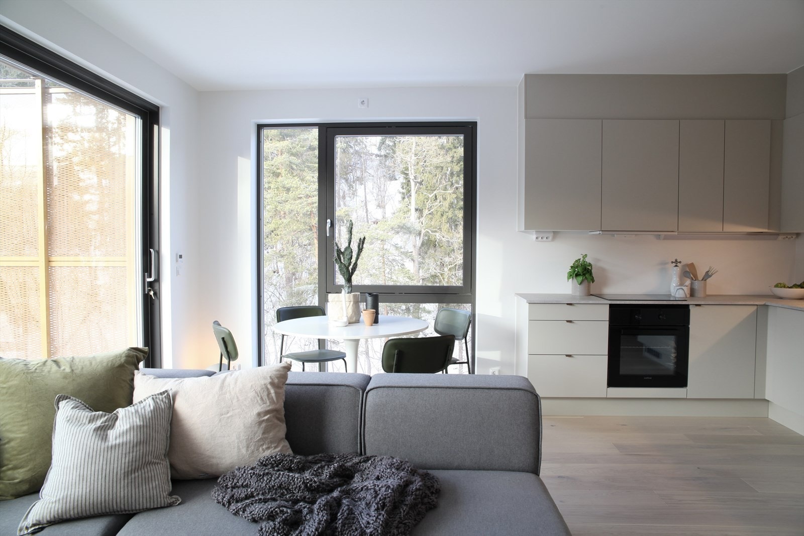 Leiligheten ligger i 5.etasje med flott utsikt og en stor balkong. Galleribilde