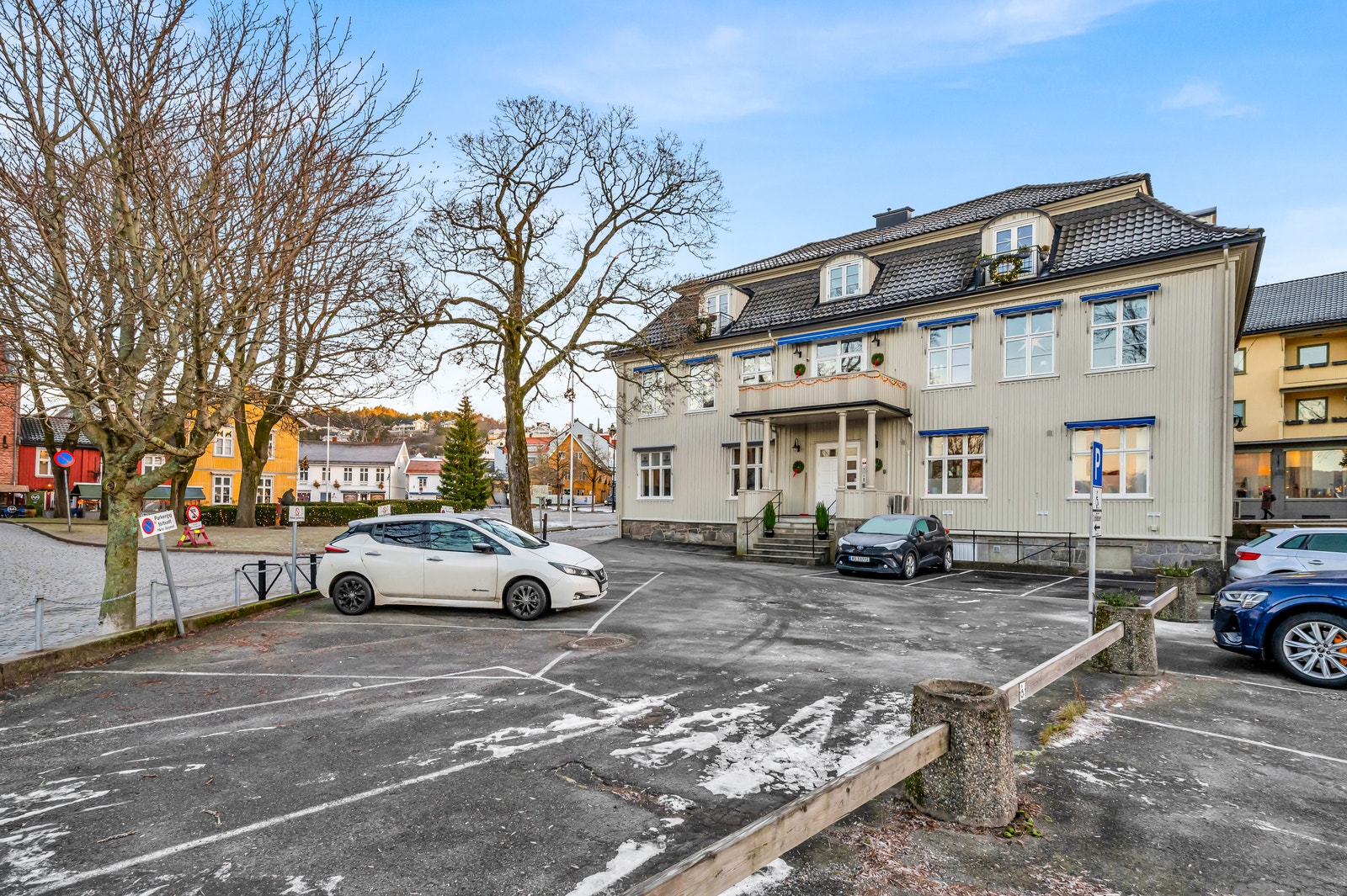 4 tilhørende parkerings plasser på sameiets tomt Galleribilde