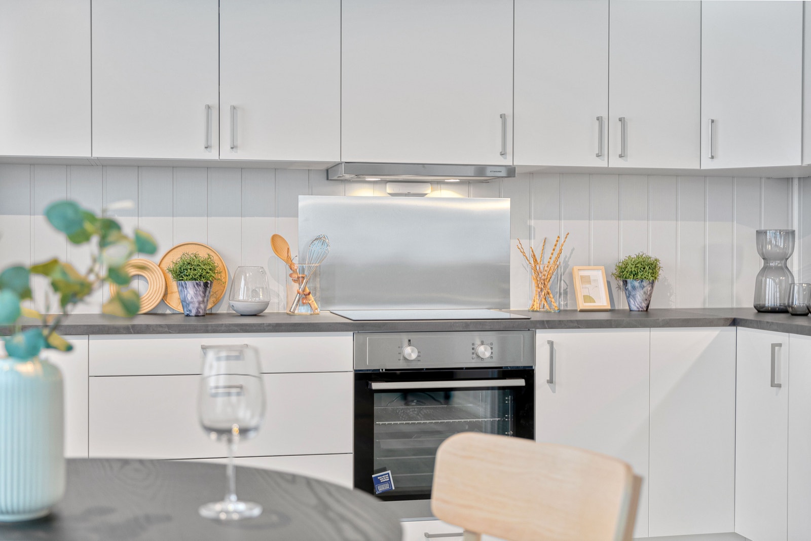 Lyst og trivelig kjøkken. Foto er fra annen leilighet med lik planløsning. Galleribilde