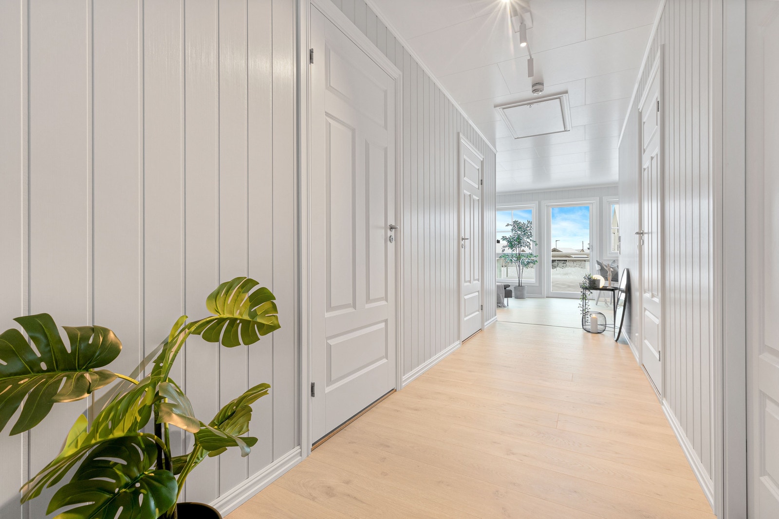 Gangen sett mot stuen. Foto er fra annen leilighet med lik planløsning. Galleribilde