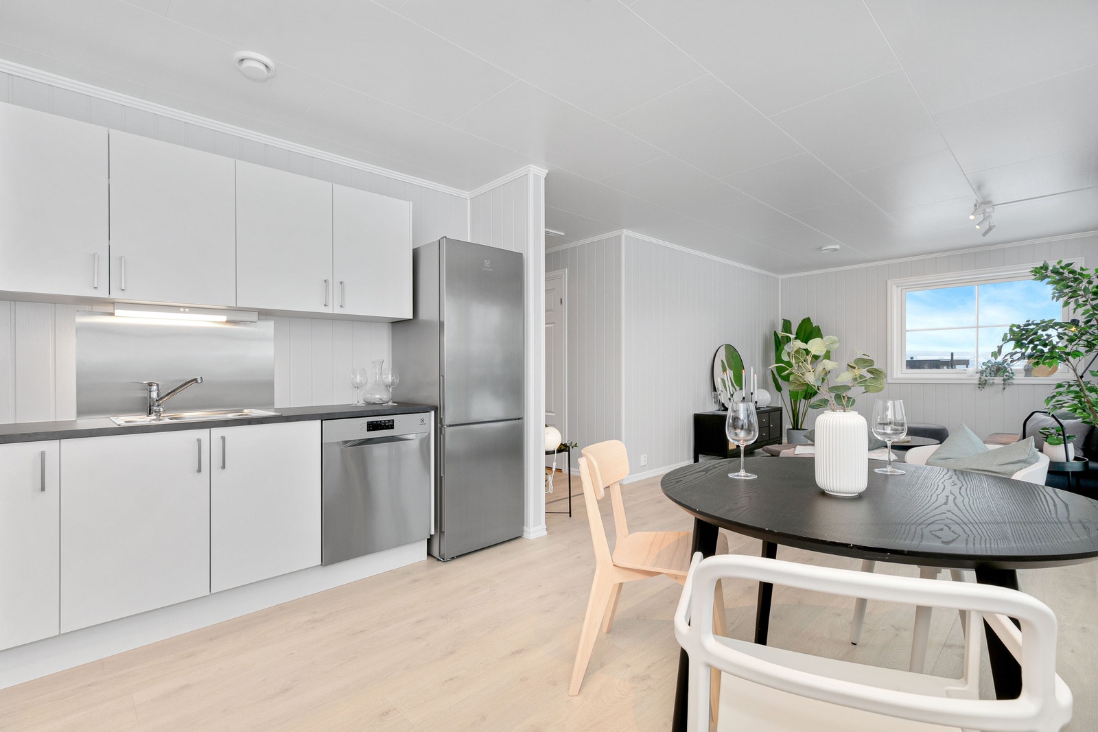 Kjøkken og stue. Foto er fra annen leilighet med lik planløsning. Galleribilde