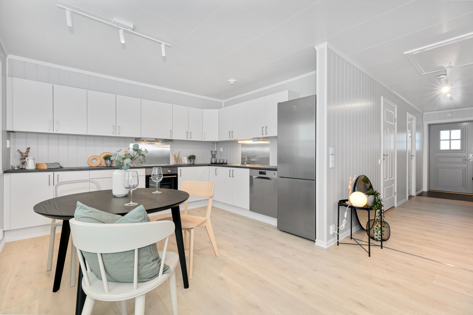 Kjøkken og gang, lyst kjøkken med masse skapplass. Foto er fra annen leilighet med lik planløsning. Galleribilde