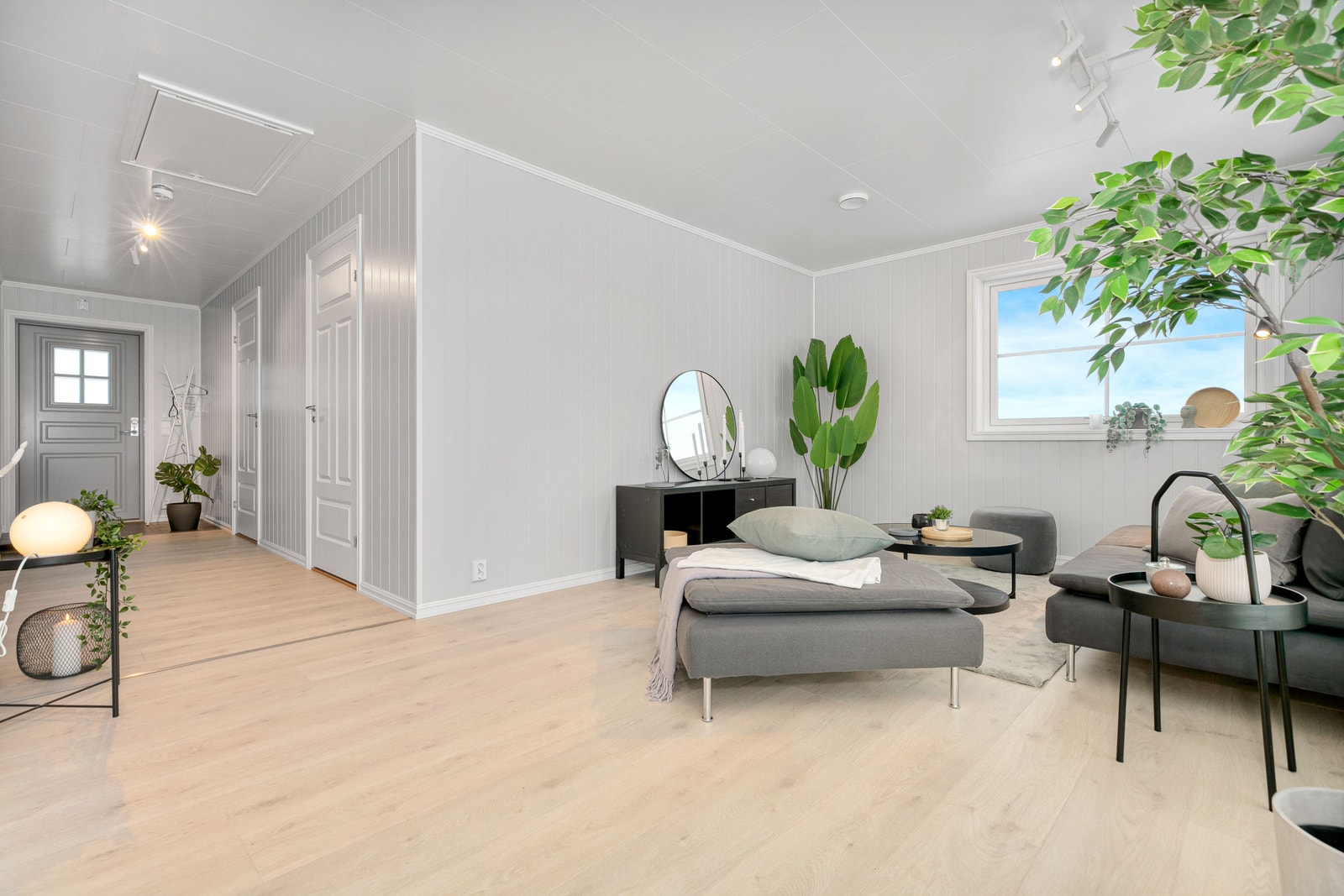 Stue og gang, i gangen er det luke til kryploft med lagringsmulighet. Foto er fra annen leilighet med lik planløsning. Galleribilde