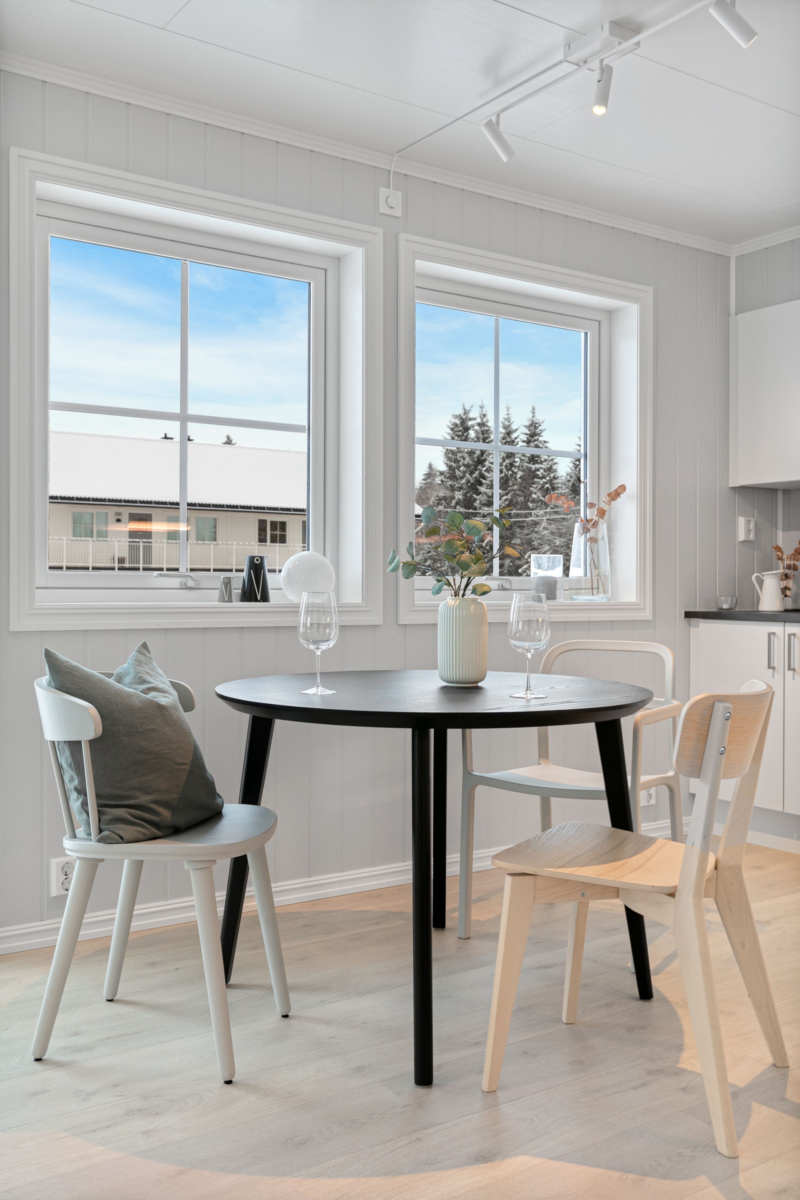 To vinduer ved kjøkkenkroken og spotskinne i taket gir god belysning på kjøkkenet. Foto er fra annen leilighet med lik planløsning. Galleribilde