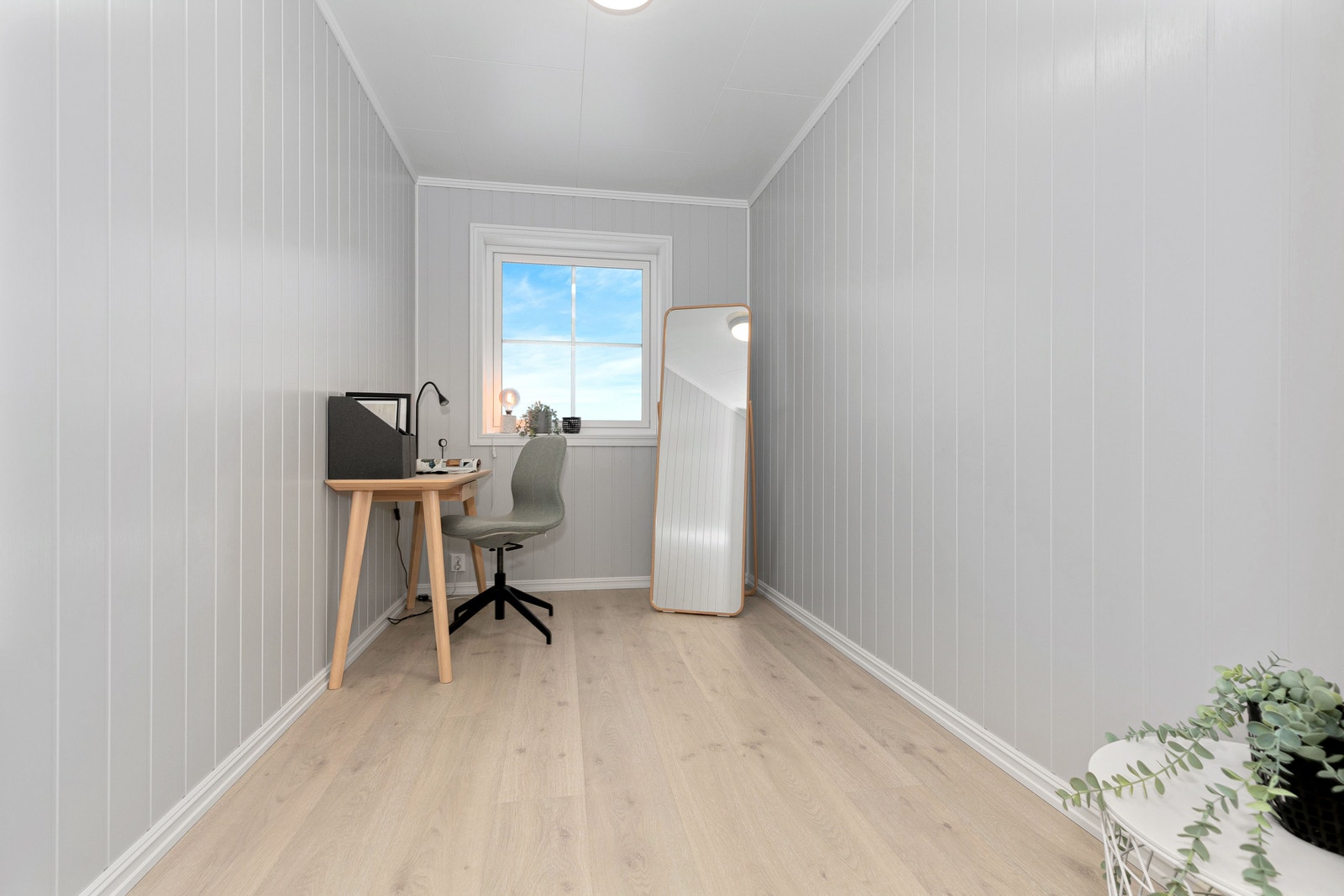 Soverom/gjesterom på 7 kvm, kan også fungere som kontor. Foto er fra annen leilighet med lik planløsning. Galleribilde