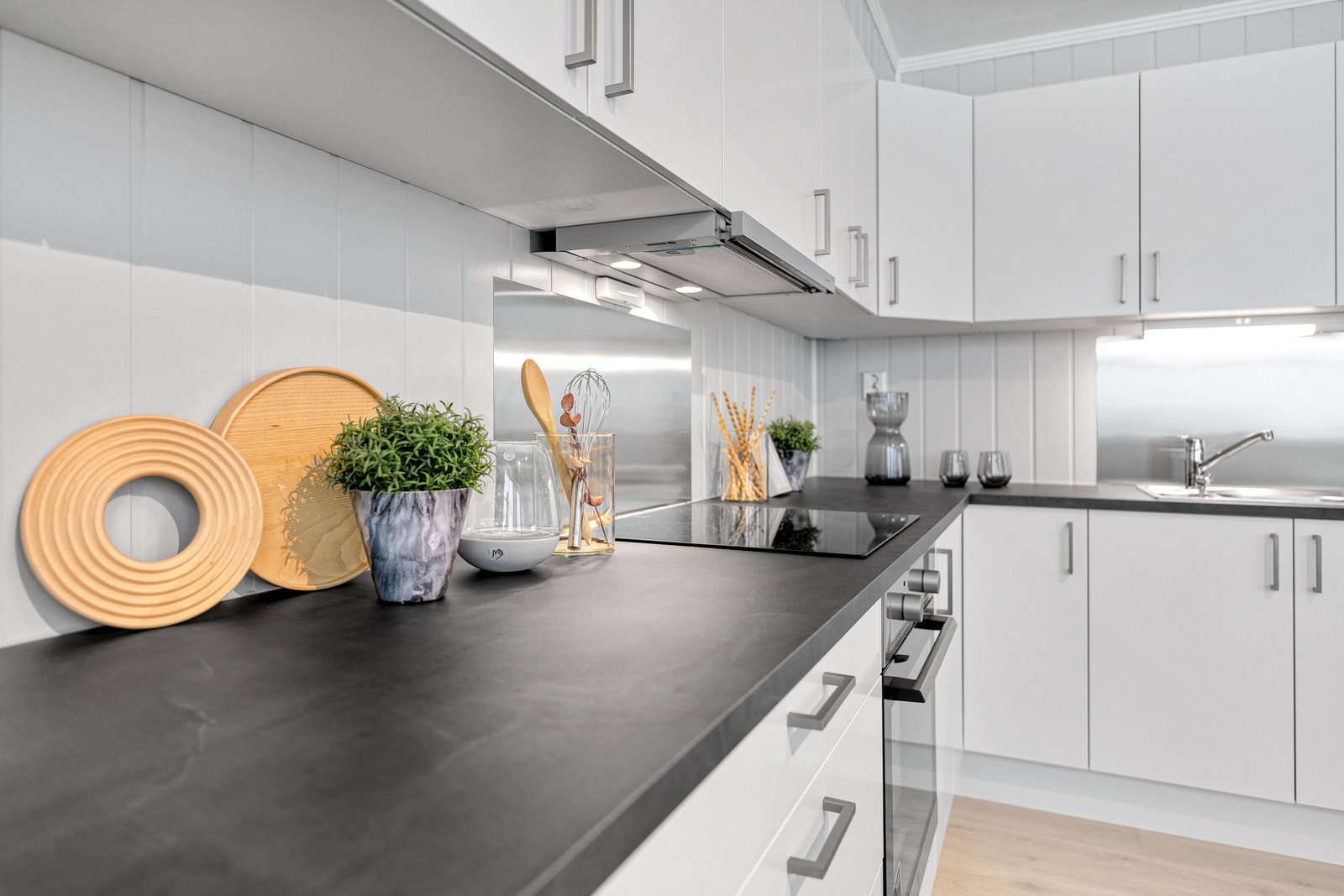 Kjøkkenet har godt med benkeplass og masse lagringsrom. Foto er fra annen leilighet med lik planløsning. Galleribilde