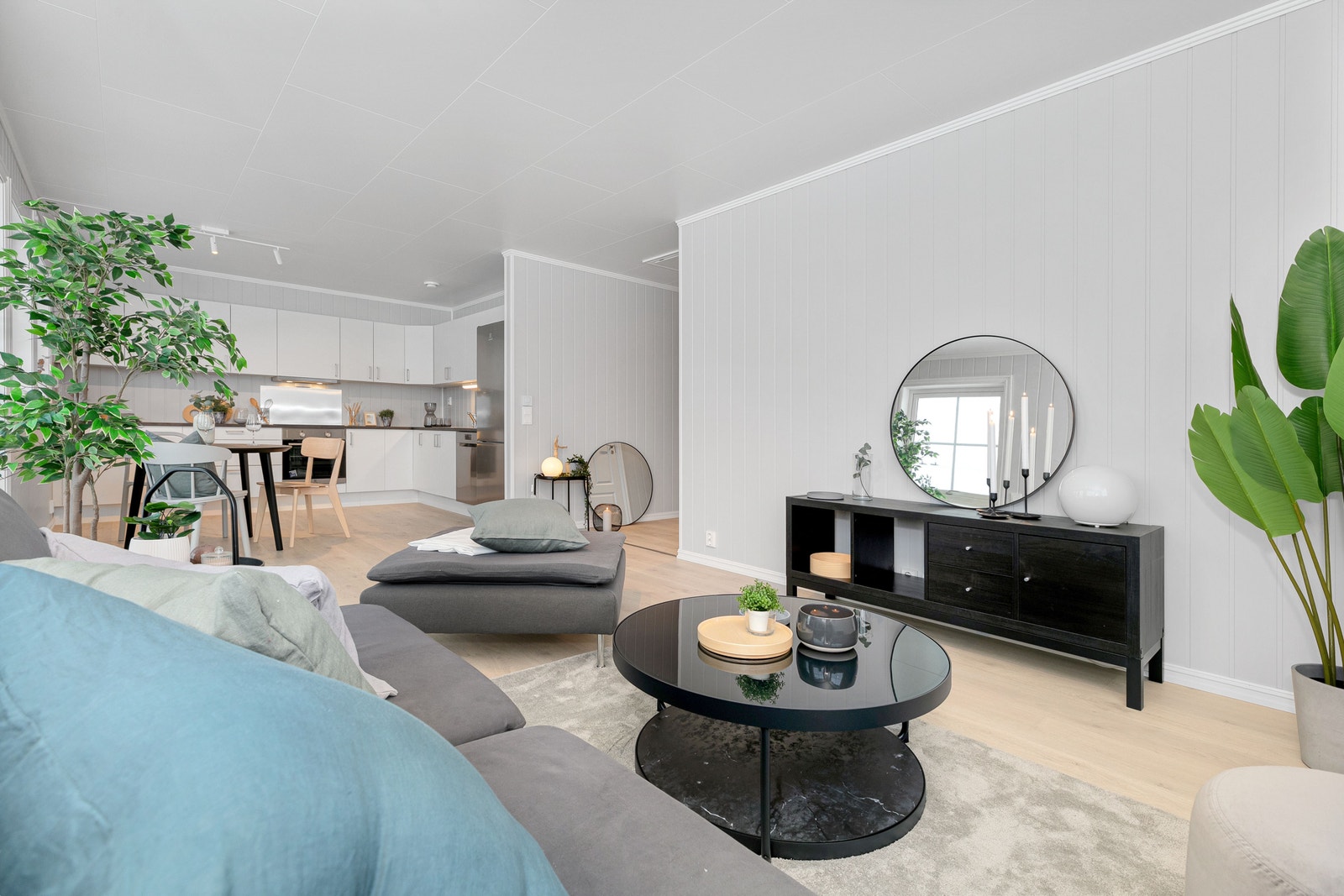 Åpen stue og kjøkkenløsning, lys og trivelig endeleilighet. Foto er fra annen leilighet med lik planløsning. Galleribilde