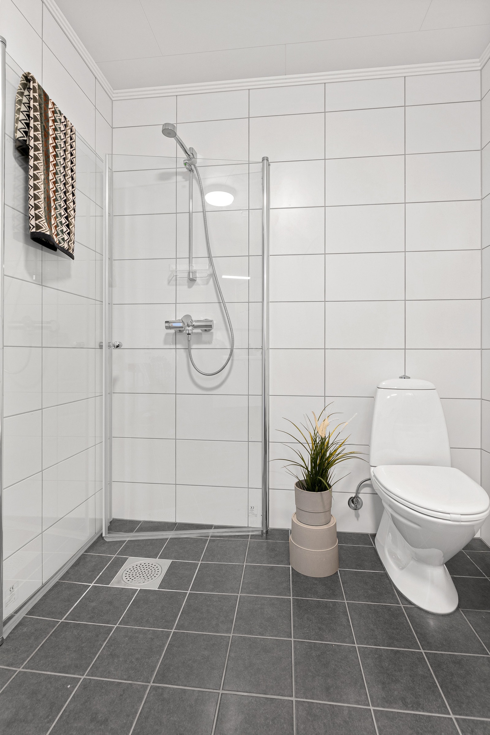 På badet er det dusjhjørne. Foto er fra annen leilighet med lik planløsning. Galleribilde