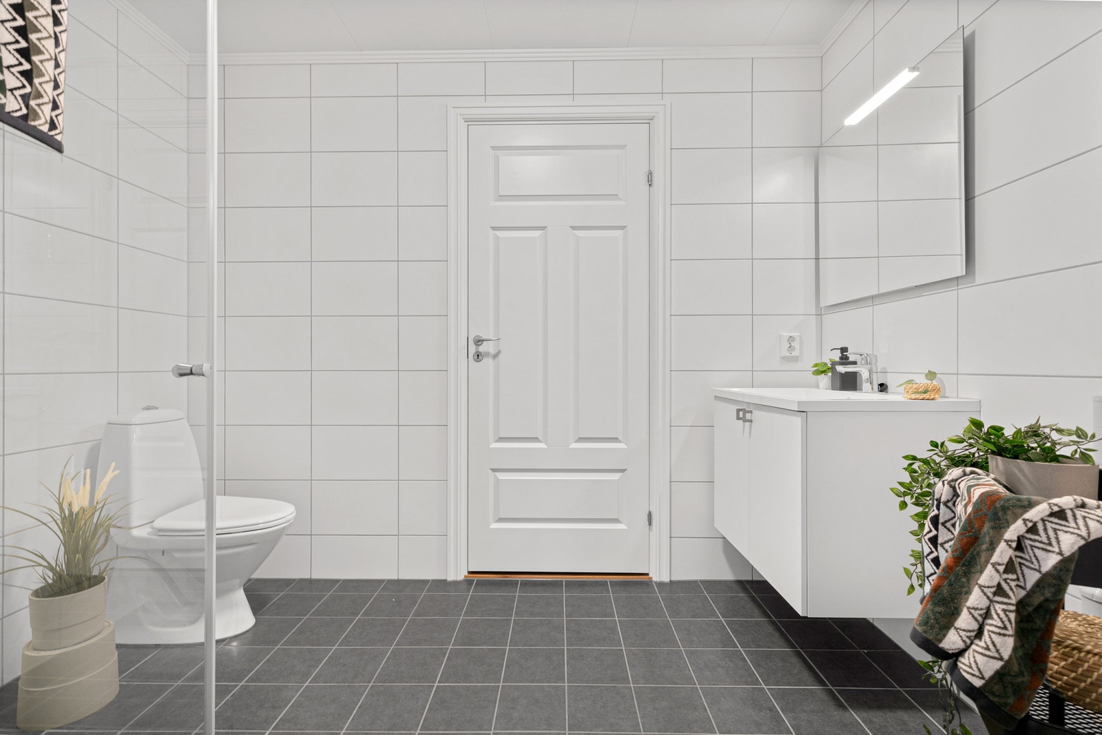 Badet har dør til en liten praktisk bod/teknisk rom i bakkant. Foto er fra annen leilighet med lik planløsning. Galleribilde