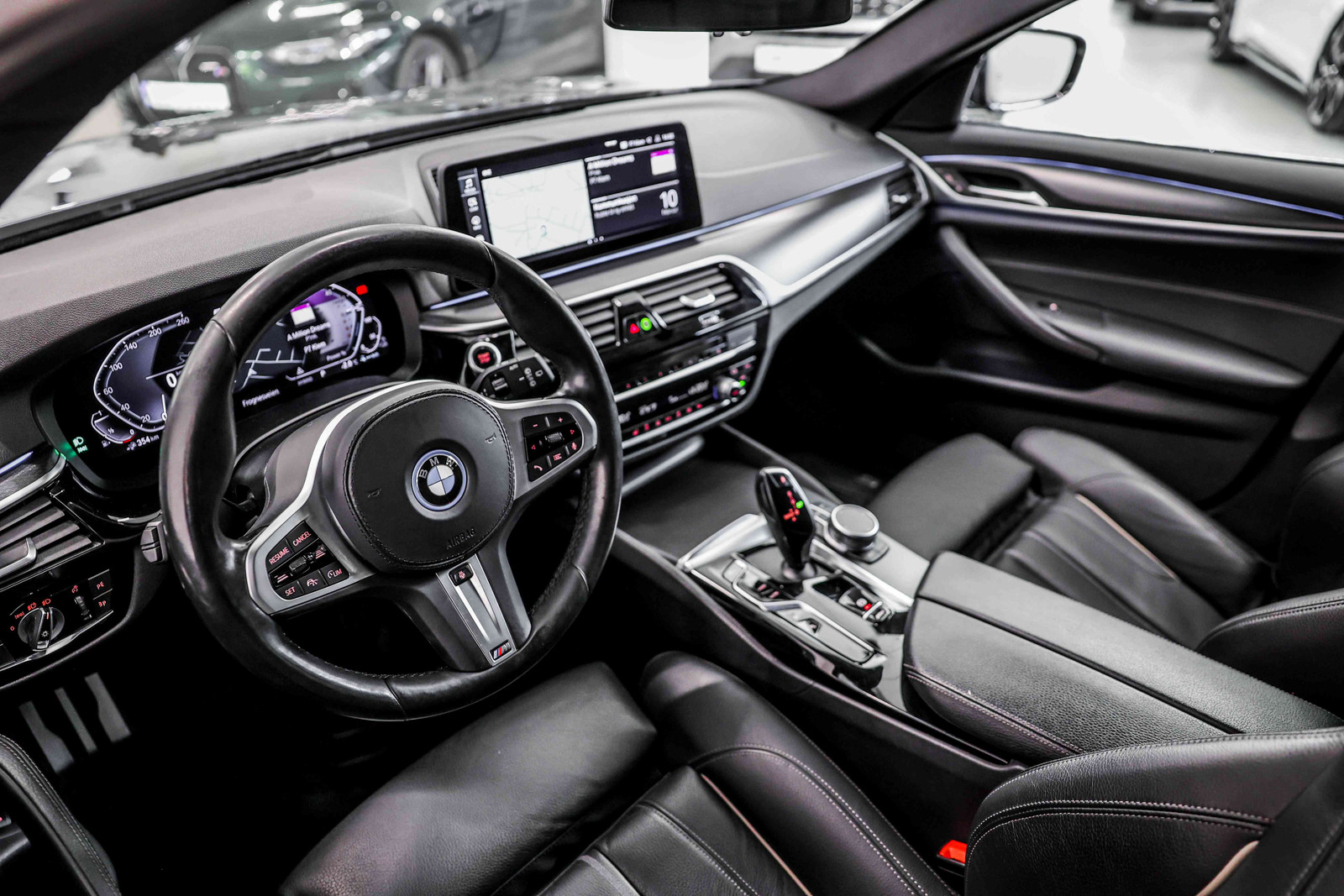 BMW 5-serie 530E XDRIVE M-SPORT KROK PANO SKINN KAMERA ACC+ 2