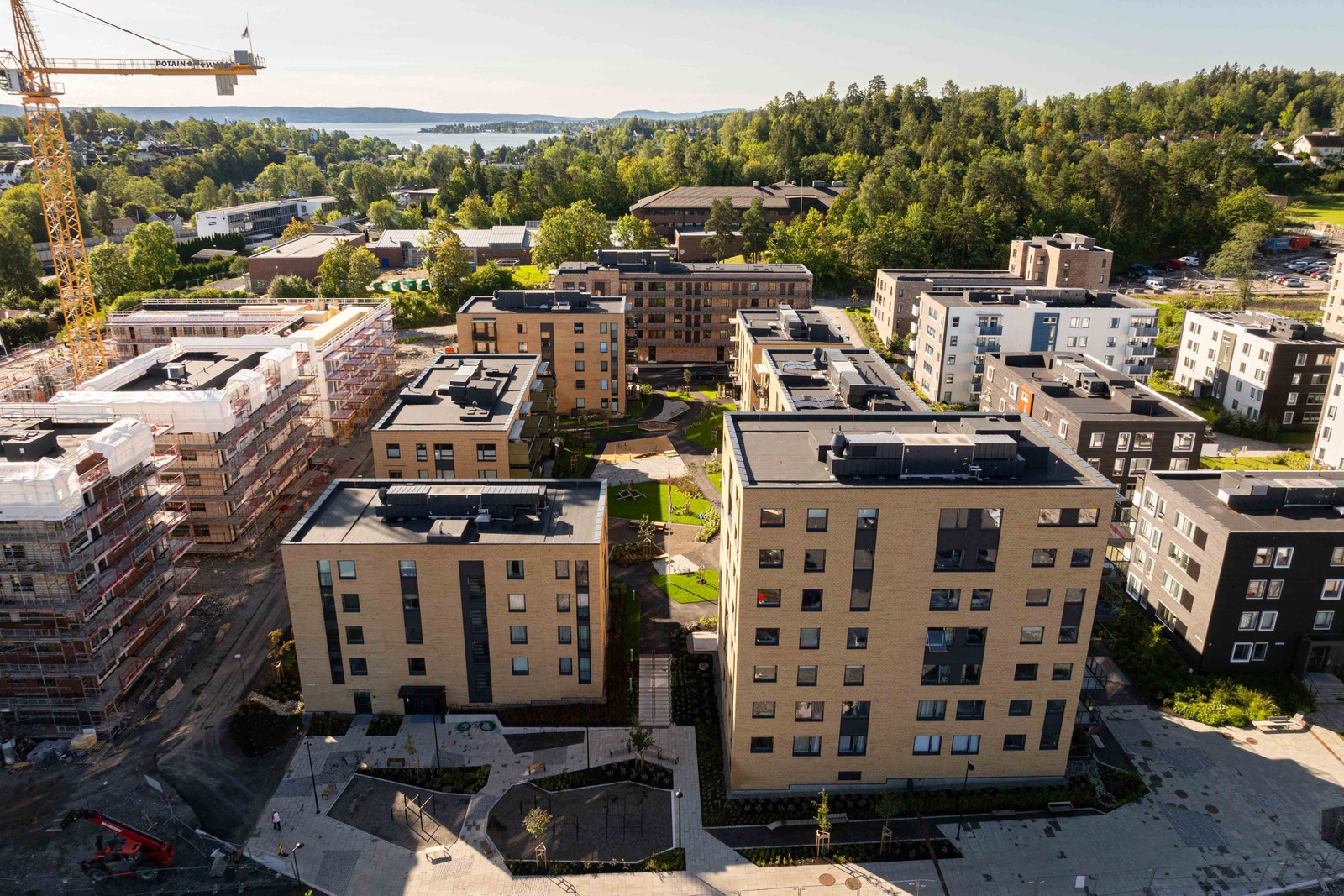 Dronefoto, Bergerløkka MER til venstre i bildet Galleribilde