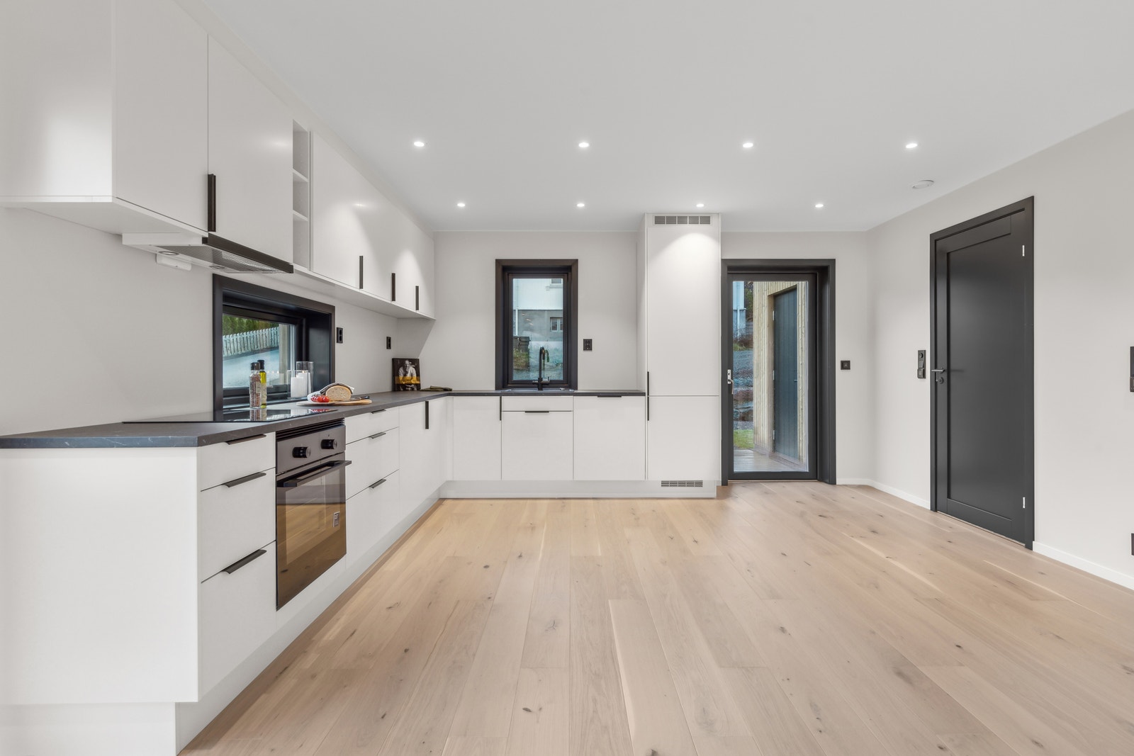 Kjøkken fra Sigdal med dør direkte ut til terrasse Galleribilde