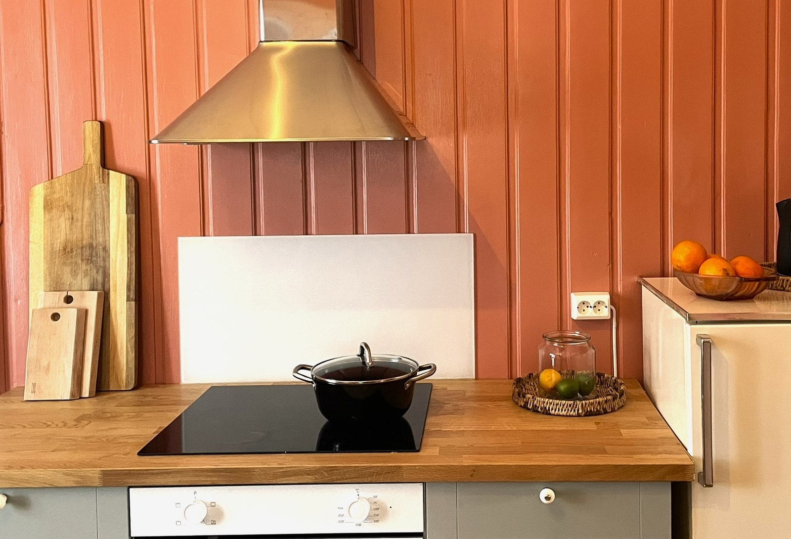 Kjøkkenet er utstyrt med induksjonstopp, komfyr, kjøleskap oppvaskmaskin og kjøkkenredskaper. Dekketøy til seks personer. Galleribilde