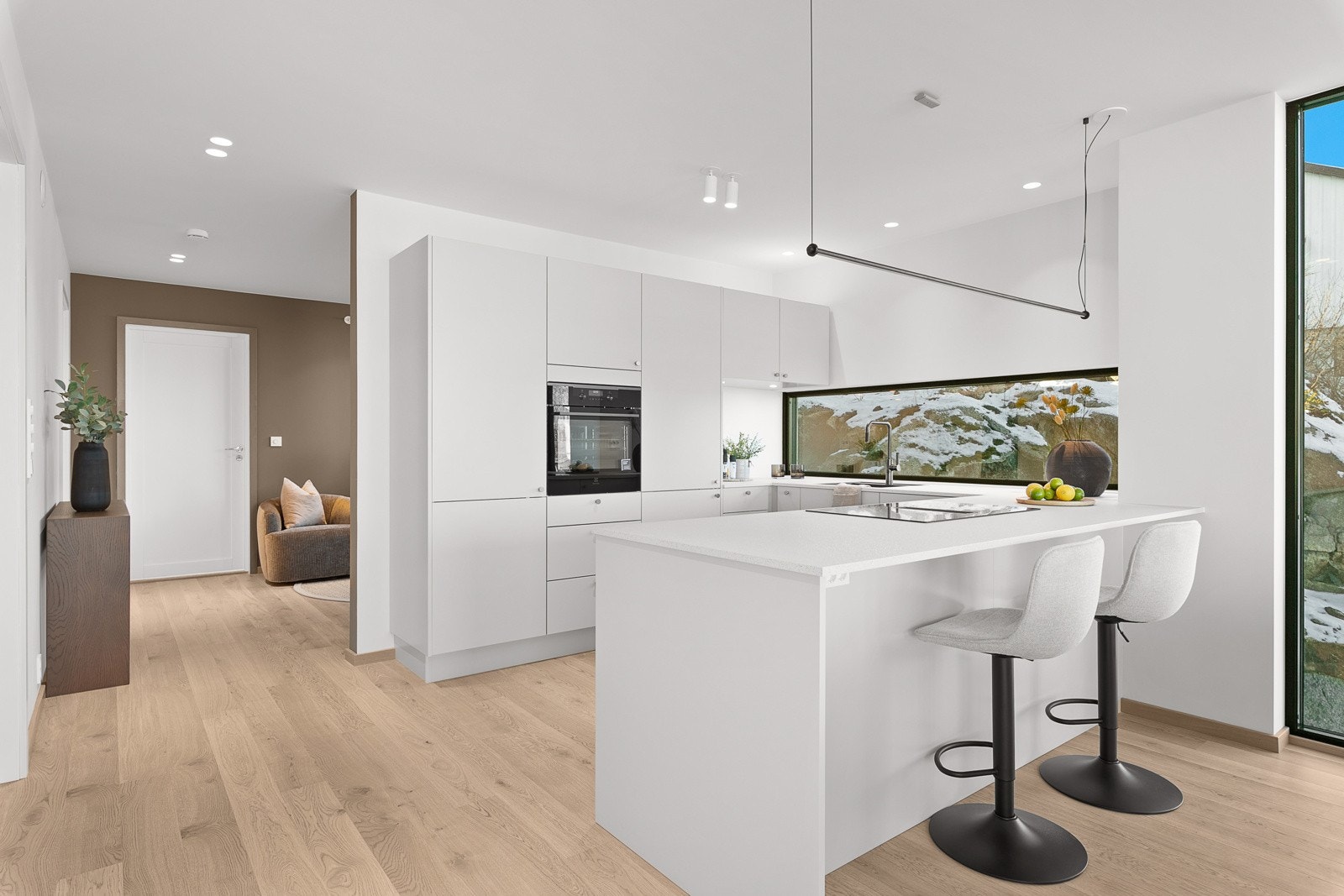 Stuen er i åpen løsning med kjøkken - Her kan matlagingen gjøres sosialt og underholdende når venner og familie kommer på besøk. Galleribilde