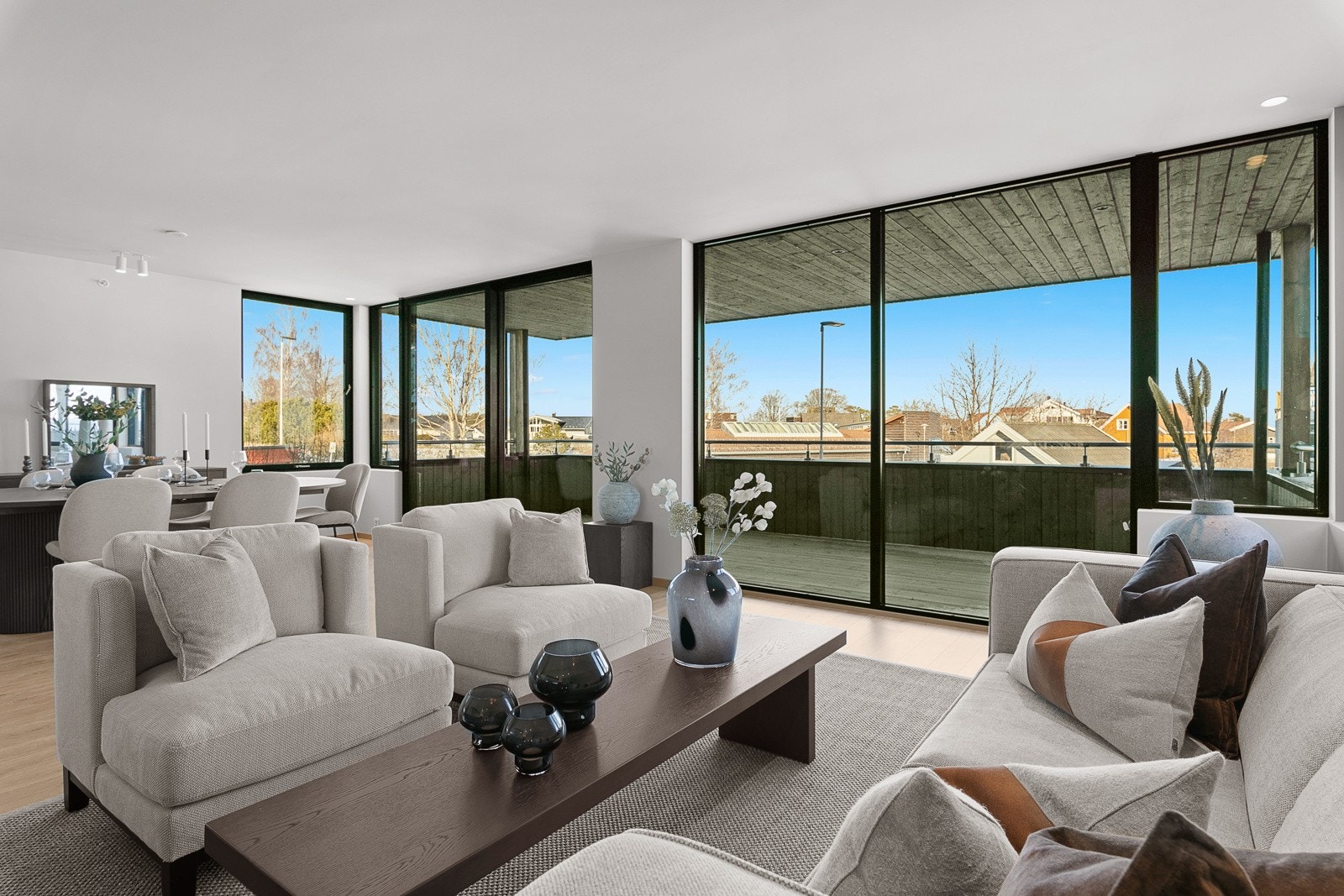 Det er god plass til ulike sittegrupper i stuen. Store vindusflater ut mot overbygget veranda Galleribilde