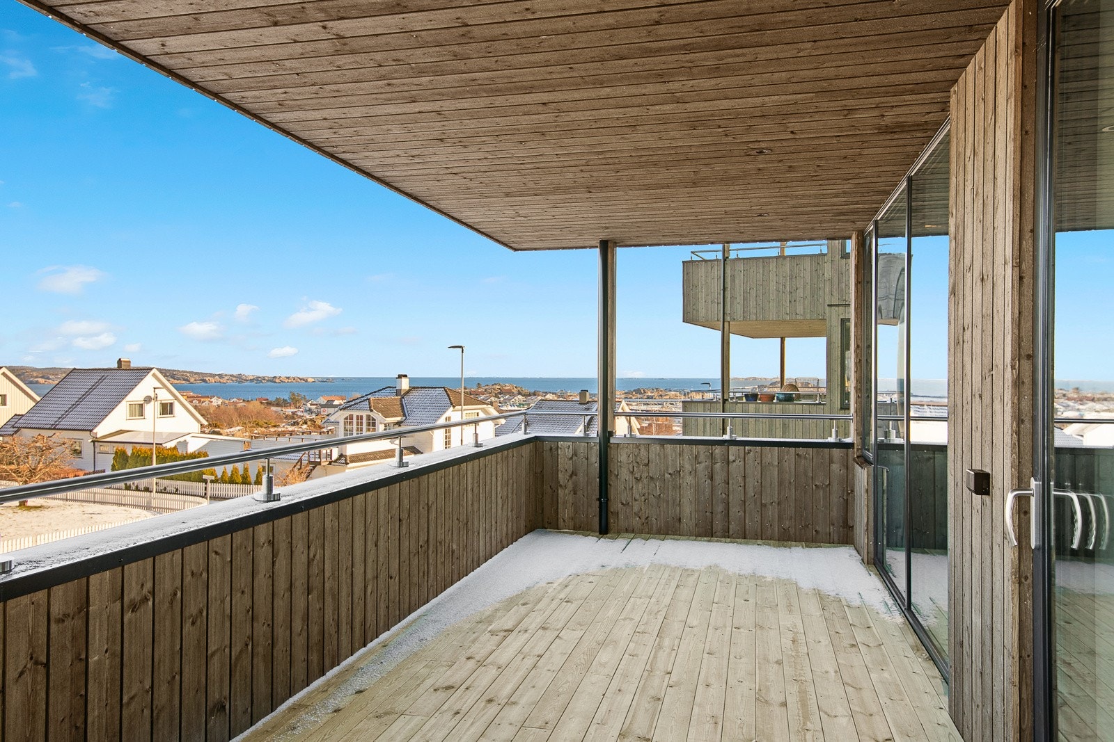 Det er plass til sittegruppe ute på terrassen Galleribilde