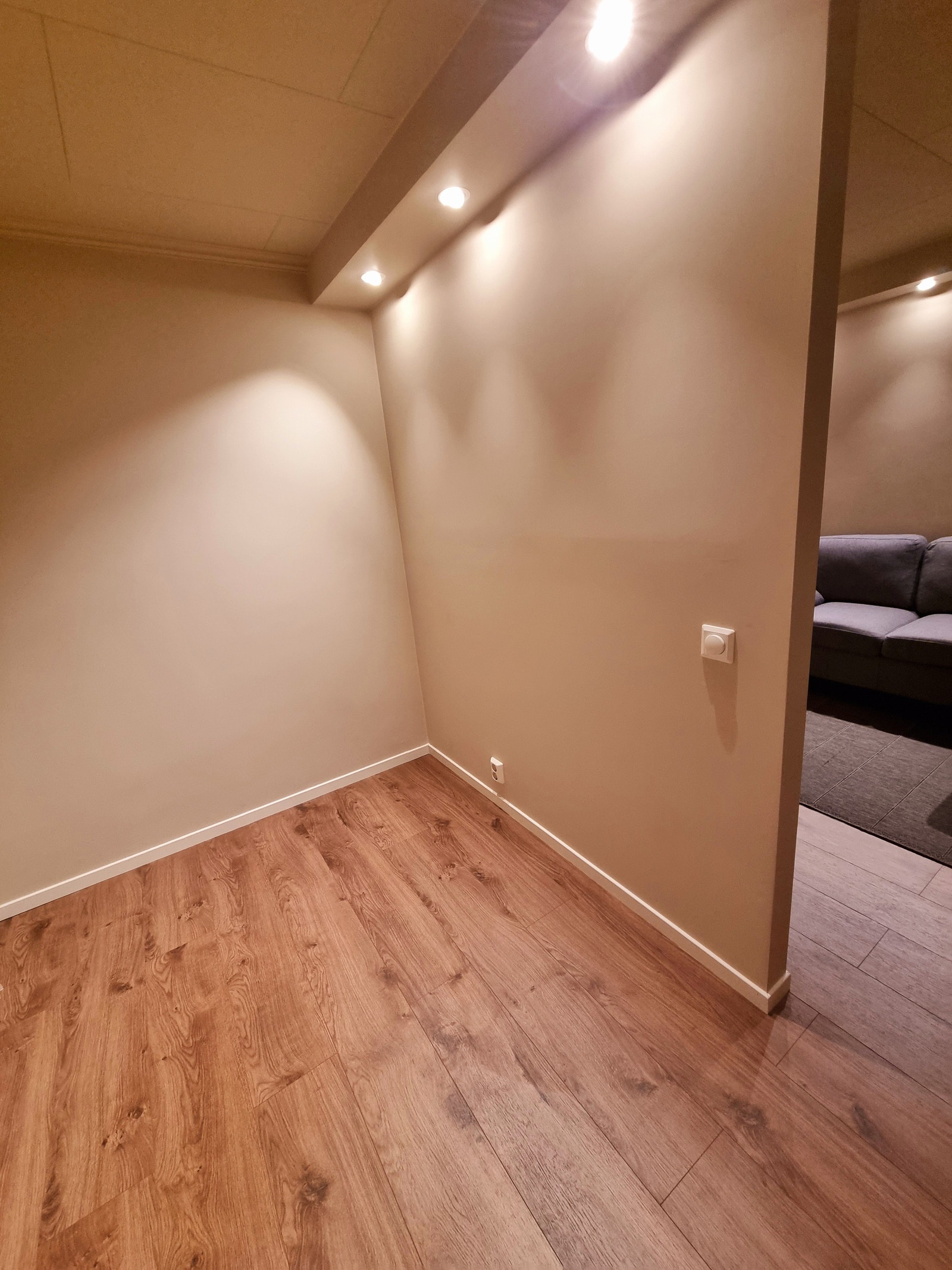 Soverom med plass til dobbeltseng og nattbord Galleribilde