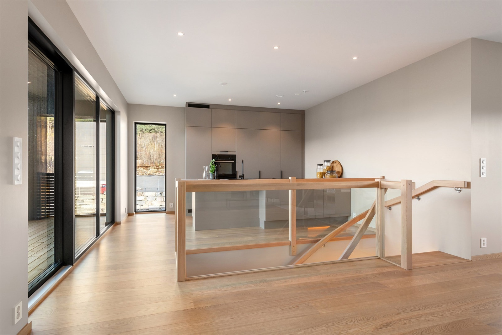 Kjøkken fra HTH med romslig innredning og praktisk kjøkkenøy med benkeplass Galleribilde