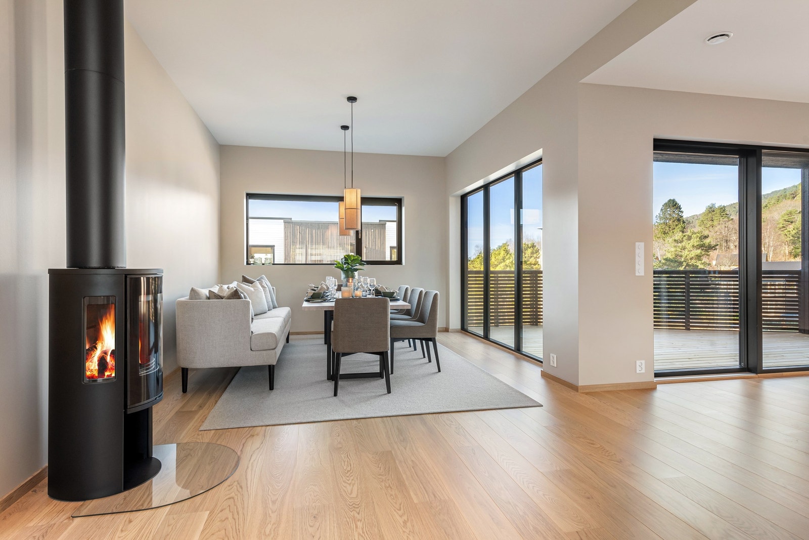 Hovedetasjen i 2. etasje inneholder stue, spisestue, kjøkken og soverom/tv-stue. I tillegg har man utgang til en romslig veranda Galleribilde