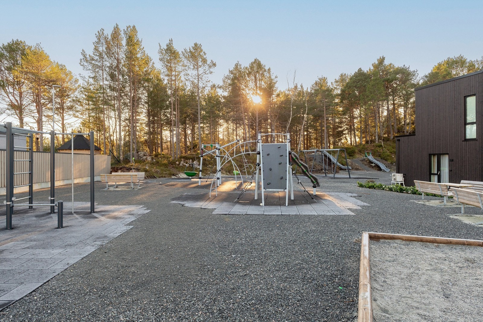 Utenfor huset har du i gangavstand en stor kvartalslekeplass. Skogen er også en kjekk lekeplass for ungene Galleribilde