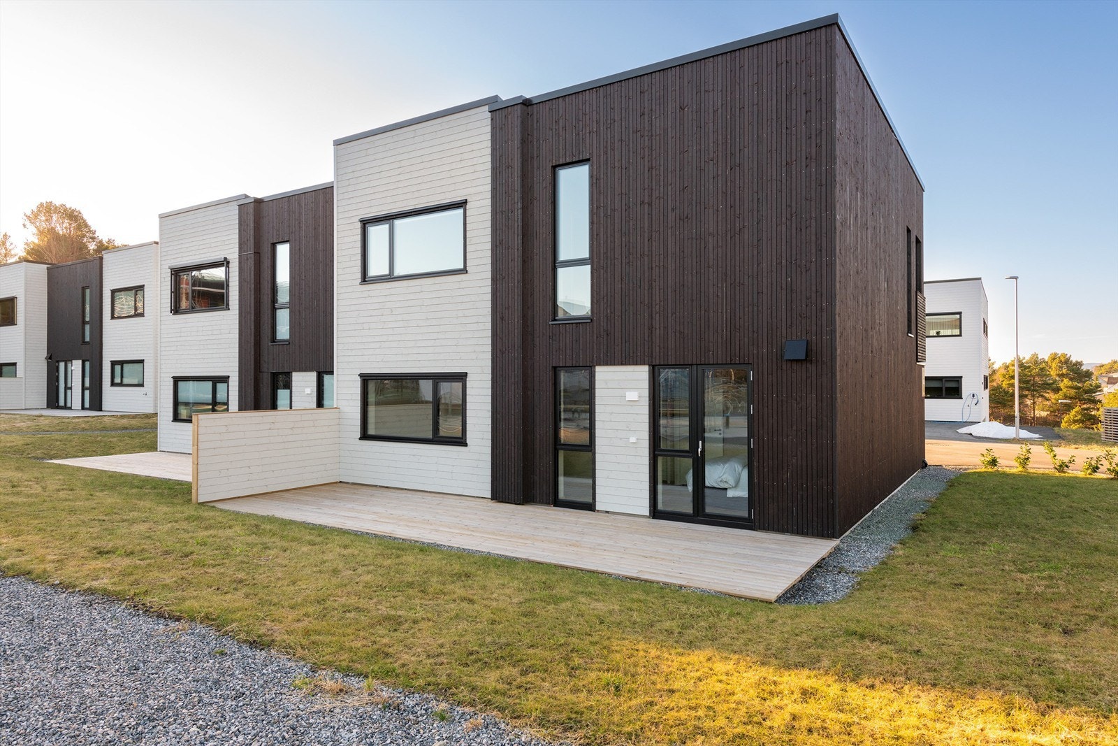 På baksiden av huset er det tillaget med flott markterrasse. Her kan man nyte morgenkaffen, og solen den første halvdelen av dagen Galleribilde
