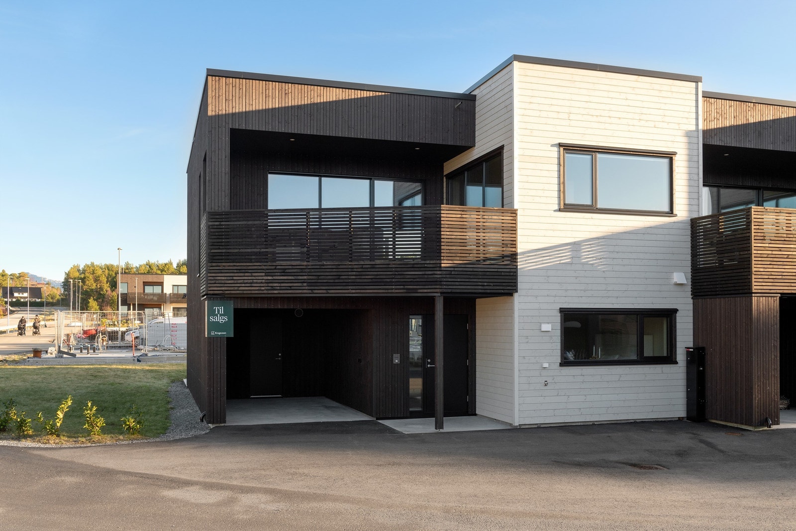 Fra carporten kan man gå tørrskodd inn i boligen Galleribilde