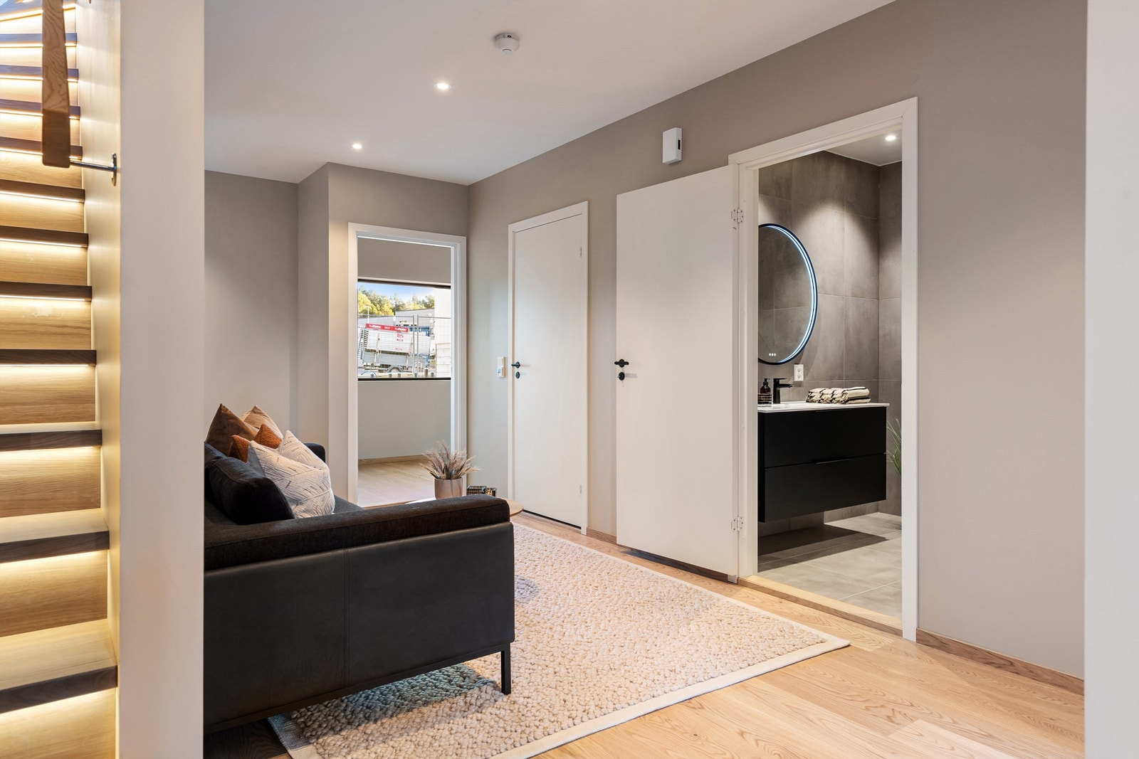 Gangen er romslig og kan brukes som kjellerstue eller sette opp romslig garderobeløsning Galleribilde