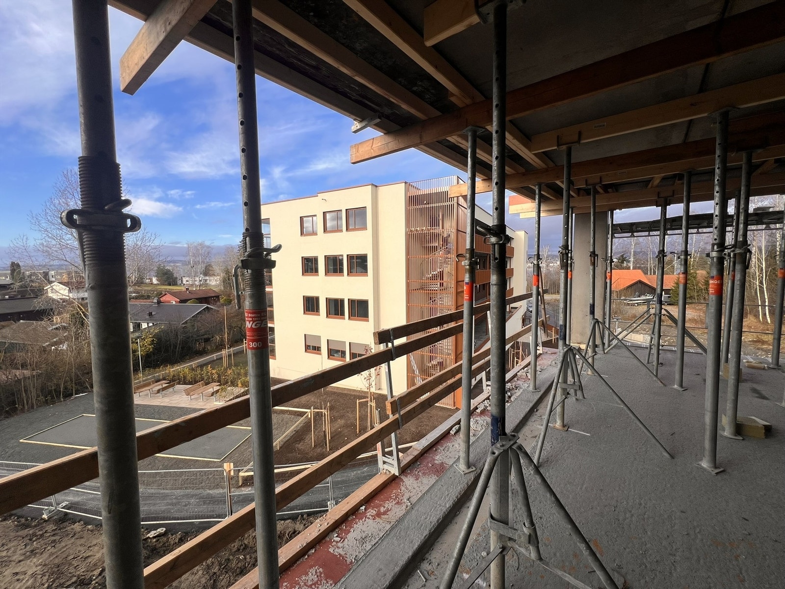 Bilde tatt fra aktuell balkong på 305. Balkongen får glassrekkverk og er mulig å glasse inn. Galleribilde
