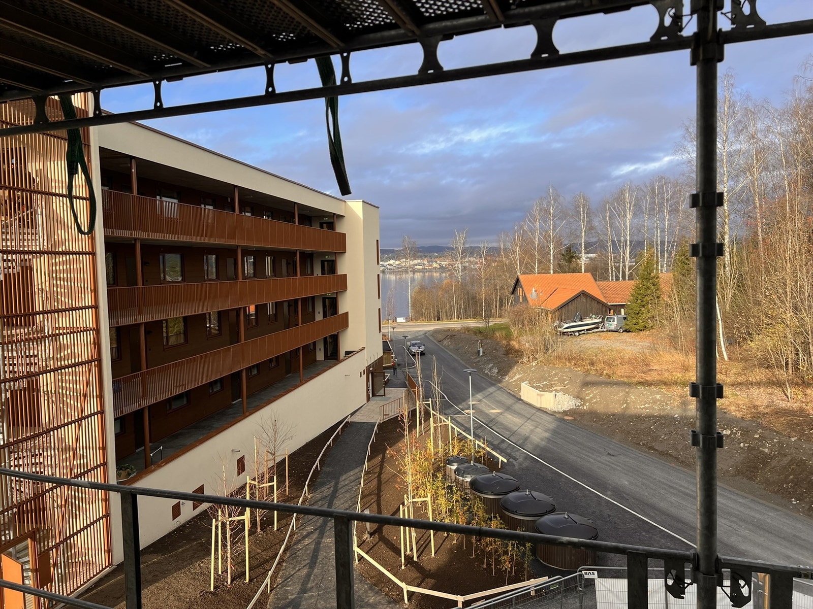 Mjøsa kan ses fra kjøkkenvinduet. Galleribilde