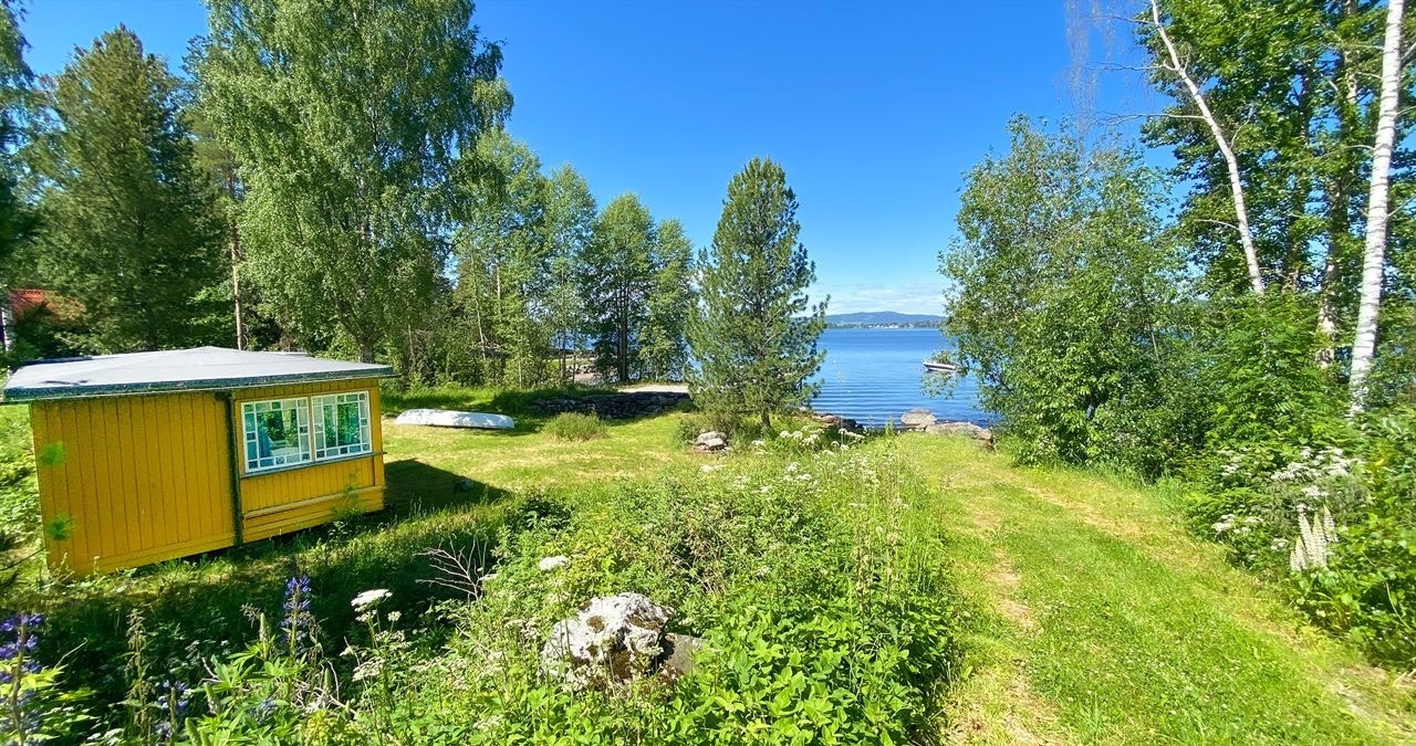 I Nordhagen får du mer! Vi nevner eget selskapslokale, gjesterom med eget bad, peisestue, hobbyrom og ikke minst et strandområde med badehus og brygge. Området er opprustet etter at bildet er tatt. Galleribilde